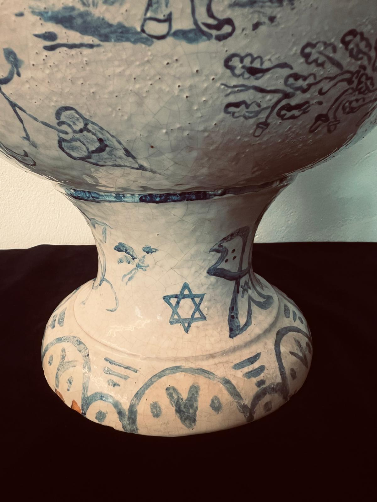 Céramique Grande cruche judaïque ancienne en céramique pour vins et eau avec images allégoriques en vente