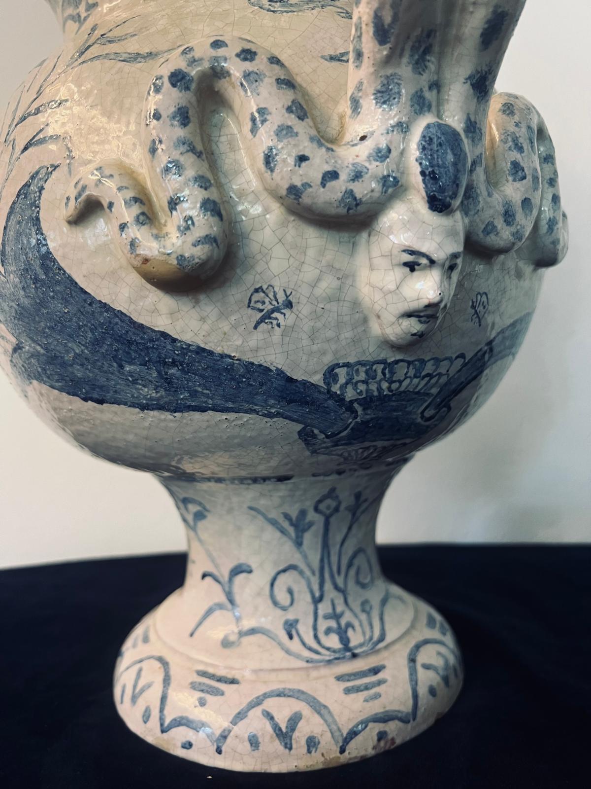 Grande cruche judaïque ancienne en céramique pour vins et eau avec images allégoriques en vente 1
