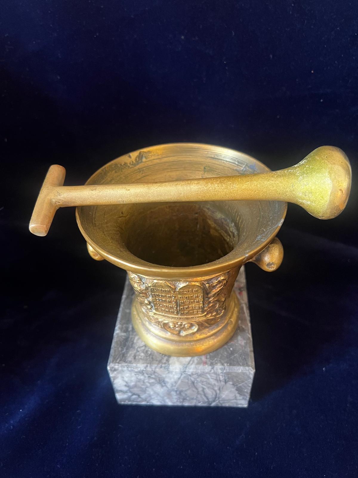 Autrichien Mortar et penteau judaïque ancien en laiton à pointes/herbes avec 10 commandements en vente
