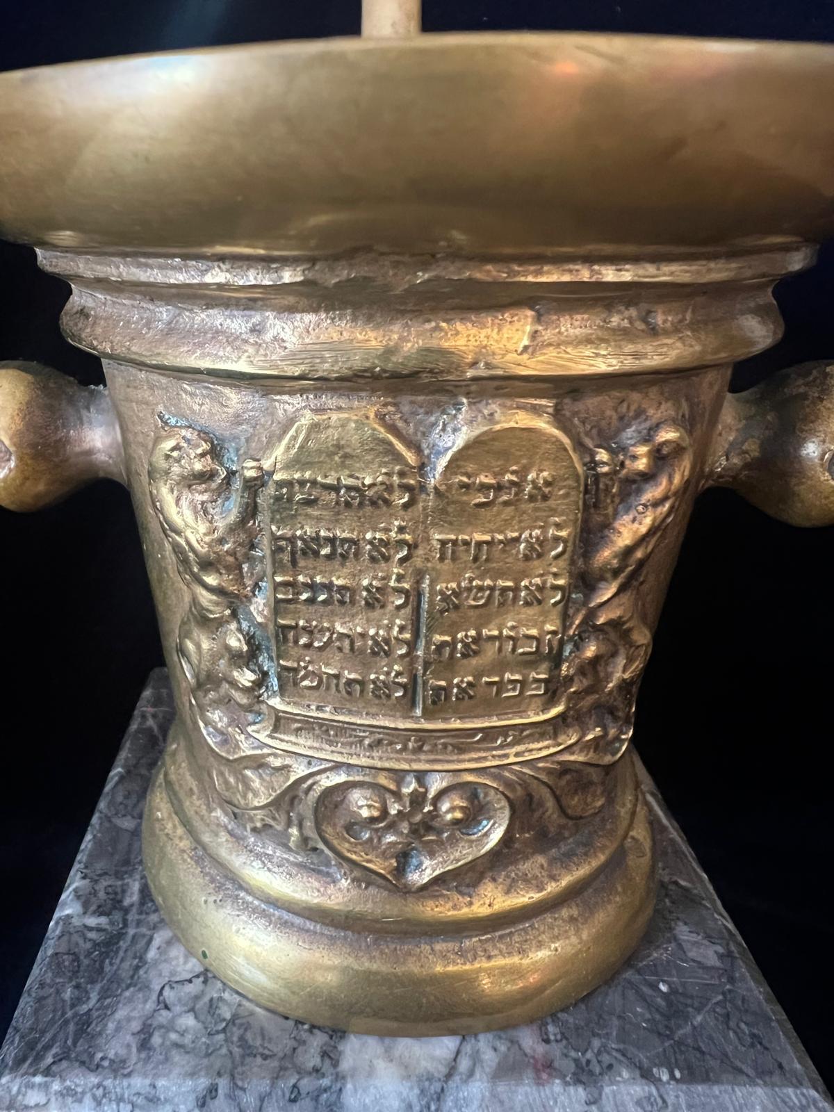 Fait main Mortar et penteau judaïque ancien en laiton à pointes/herbes avec 10 commandements en vente