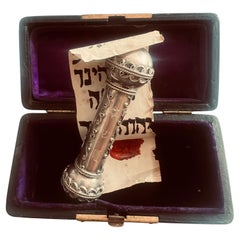 Antike jüdische Mezuzah aus Sterlingsilber mit Schnörkeln in Originalverpackung, um 1890
