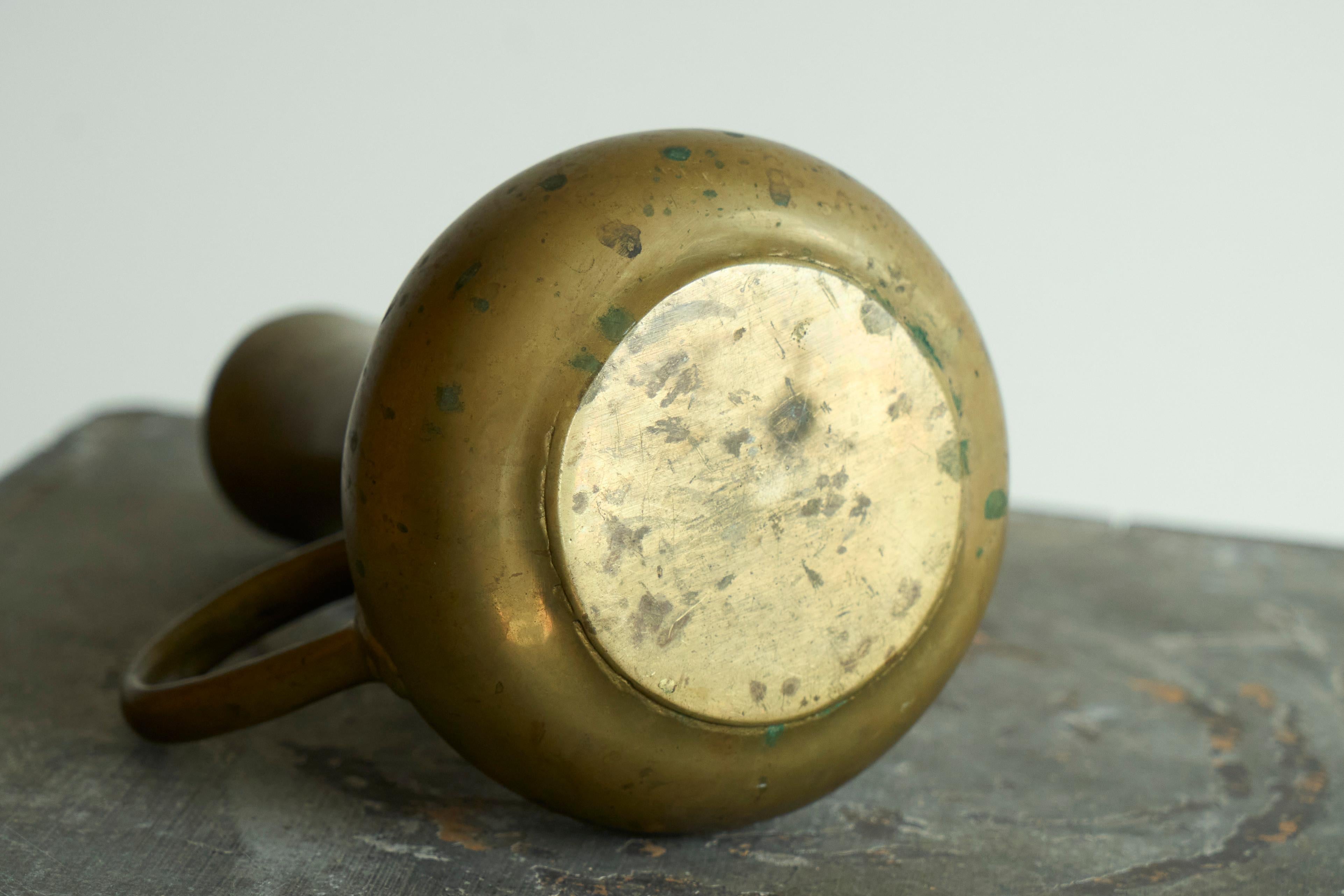 Antique Jug in Heavy Solid Cast Brass 19th Century For Sale 4