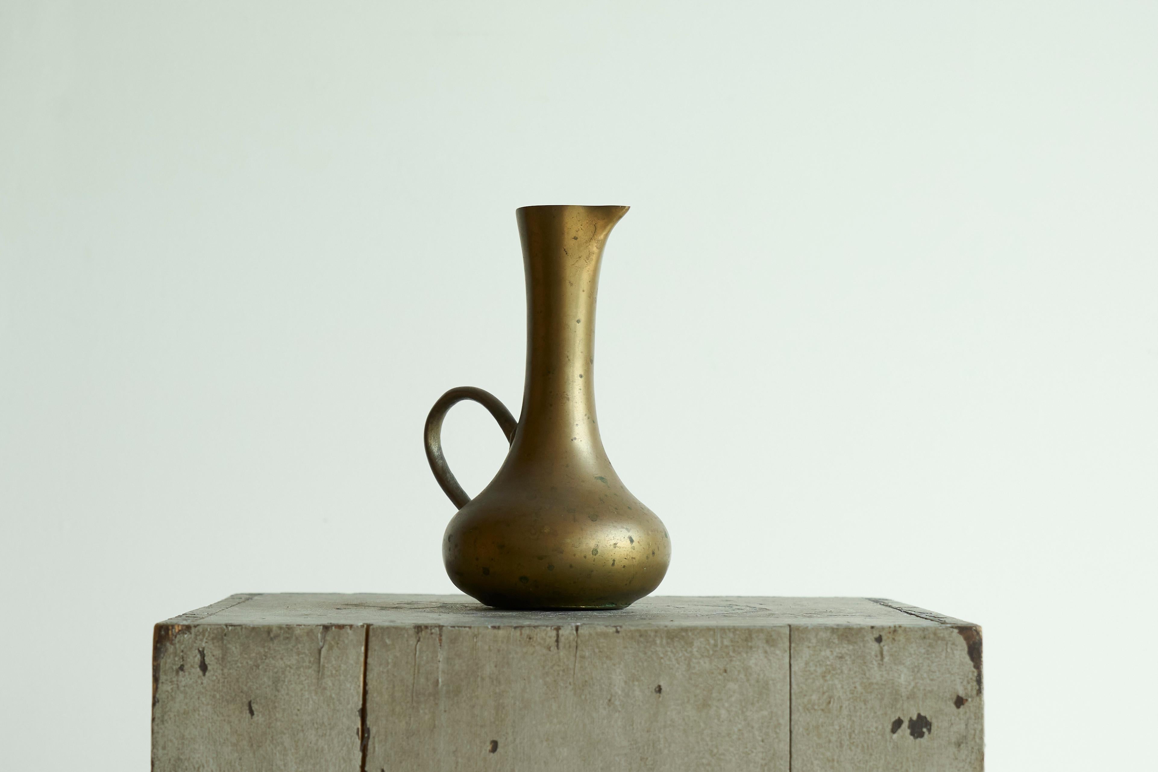 Antique Jug in Heavy Solid Cast Brass 19th Century

Sculptural antique jug in cast brass. Wonderful slender shape with an almost duck or goose like appearance. Heavy quality and beautiful tactile surface. Great patina. 

Just a wonderful piece to