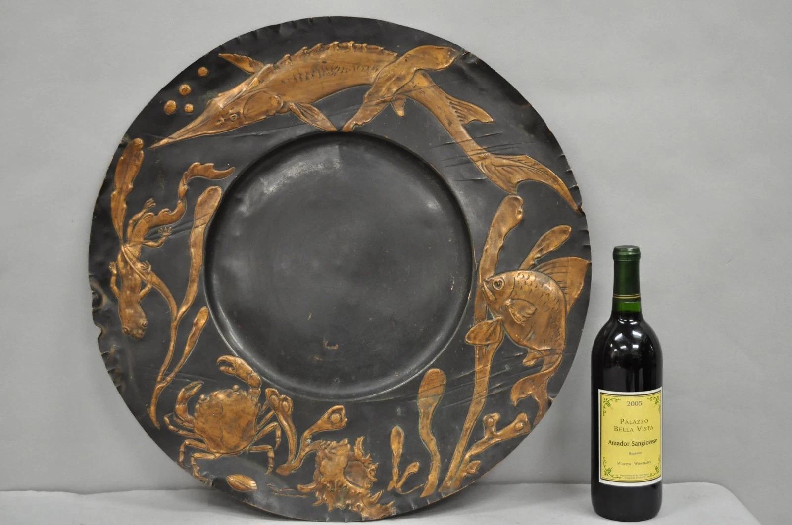 Antico piatto da portata in rame figurato Jugendstil con pesci, creature marine e alghe di Steinicken & Lohr. Circa all'inizio del XX secolo. Misure: 22