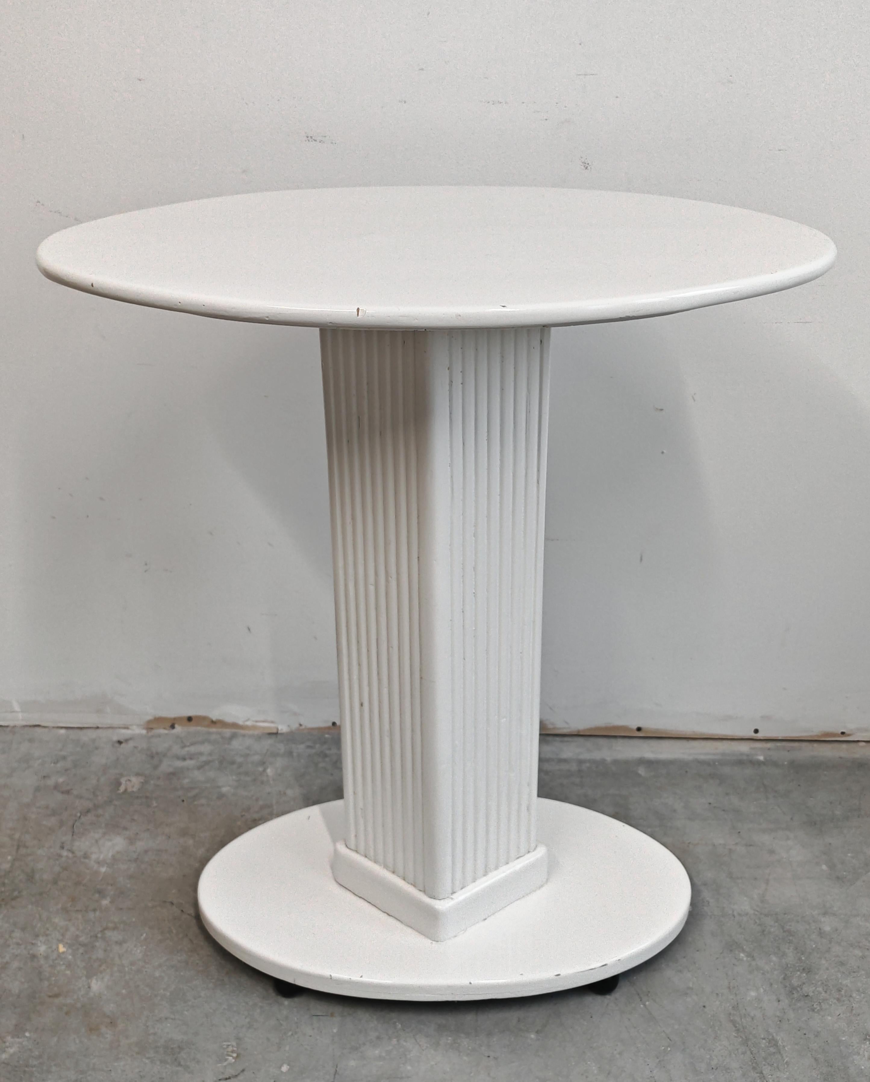 Dans cette liste, vous trouverez une élégante table Guéridon Jugendstil, dont le design est attribué à Hans Günther Reinstein. Il se caractérise par un plateau ovale et une belle base, le tout peint en blanc, couleur caractéristique de Reinstein