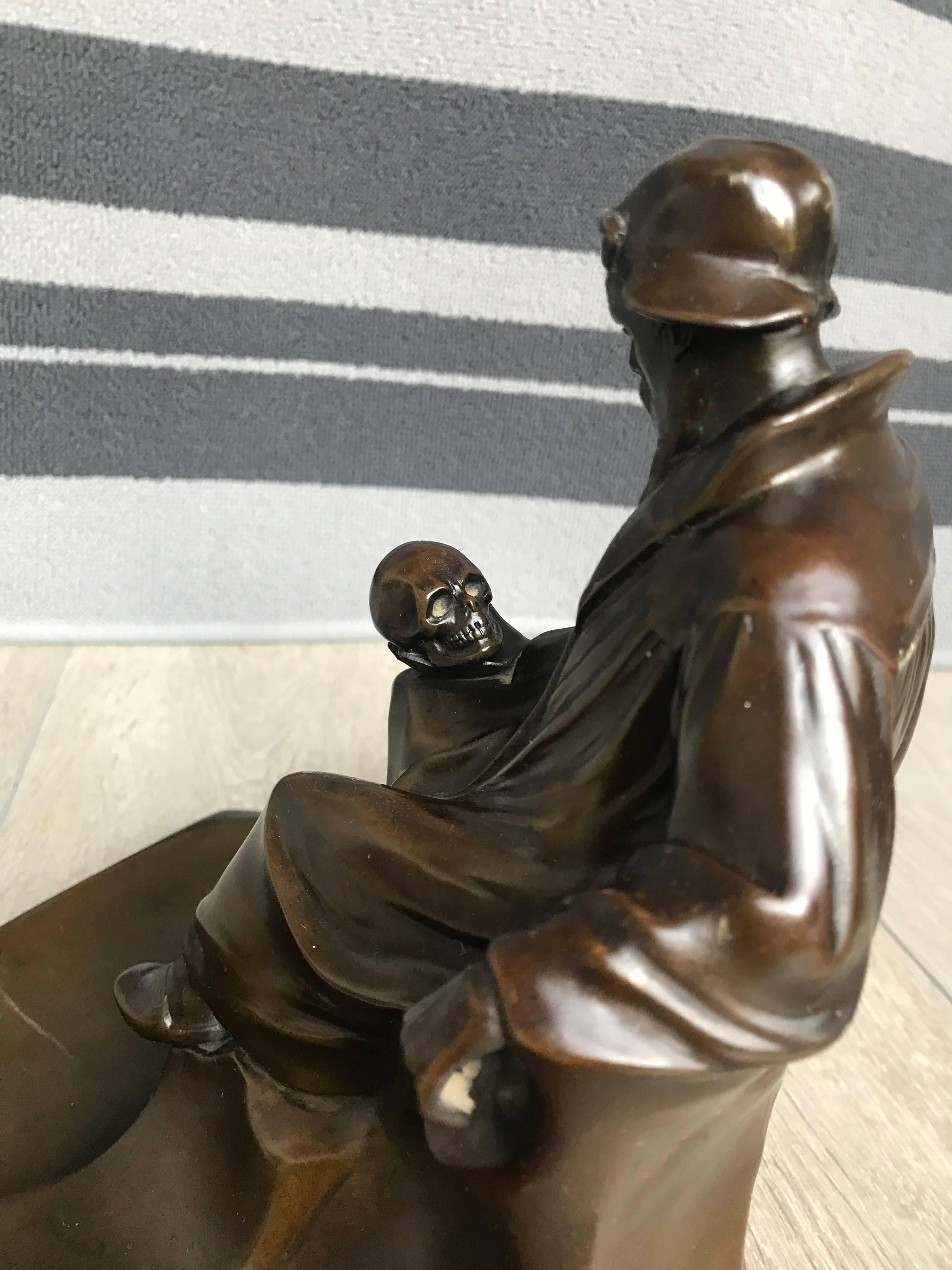 Metallo Jugendstil J.P. Calamaio Kayser con Grande Amleto e scultura di teschio in vendita