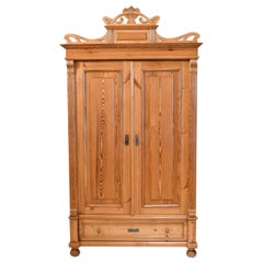 Armoire ancienne en pin Jugendstil avec couronne d'origine sculptée et percée, vers 1900