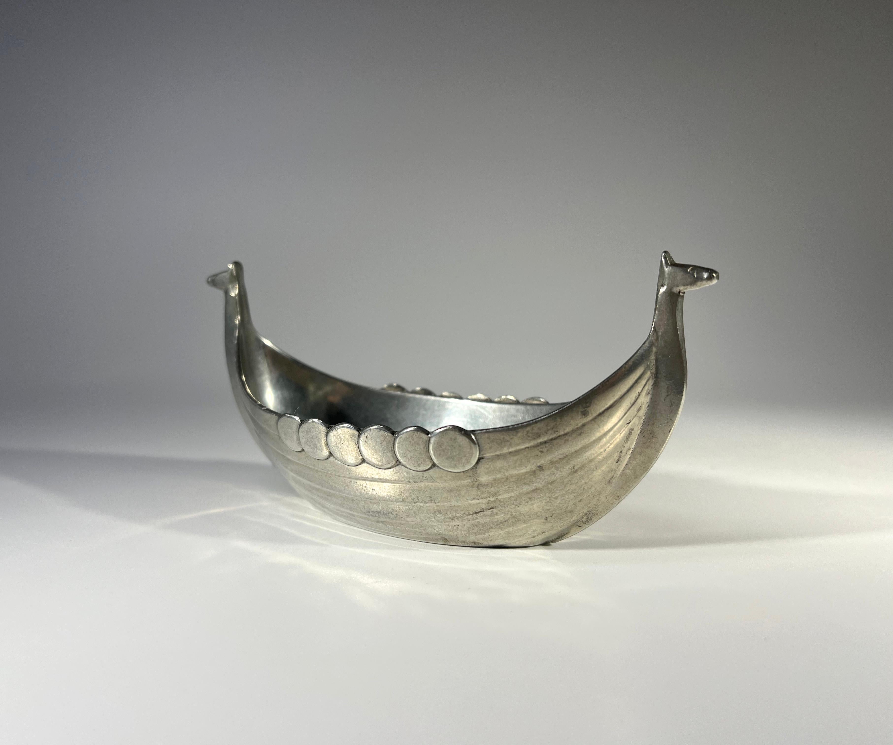 Antigüedades Just Andersen, Dinamarca. Sal de barco vikingo de peltre nº 1109 Art Decó en venta