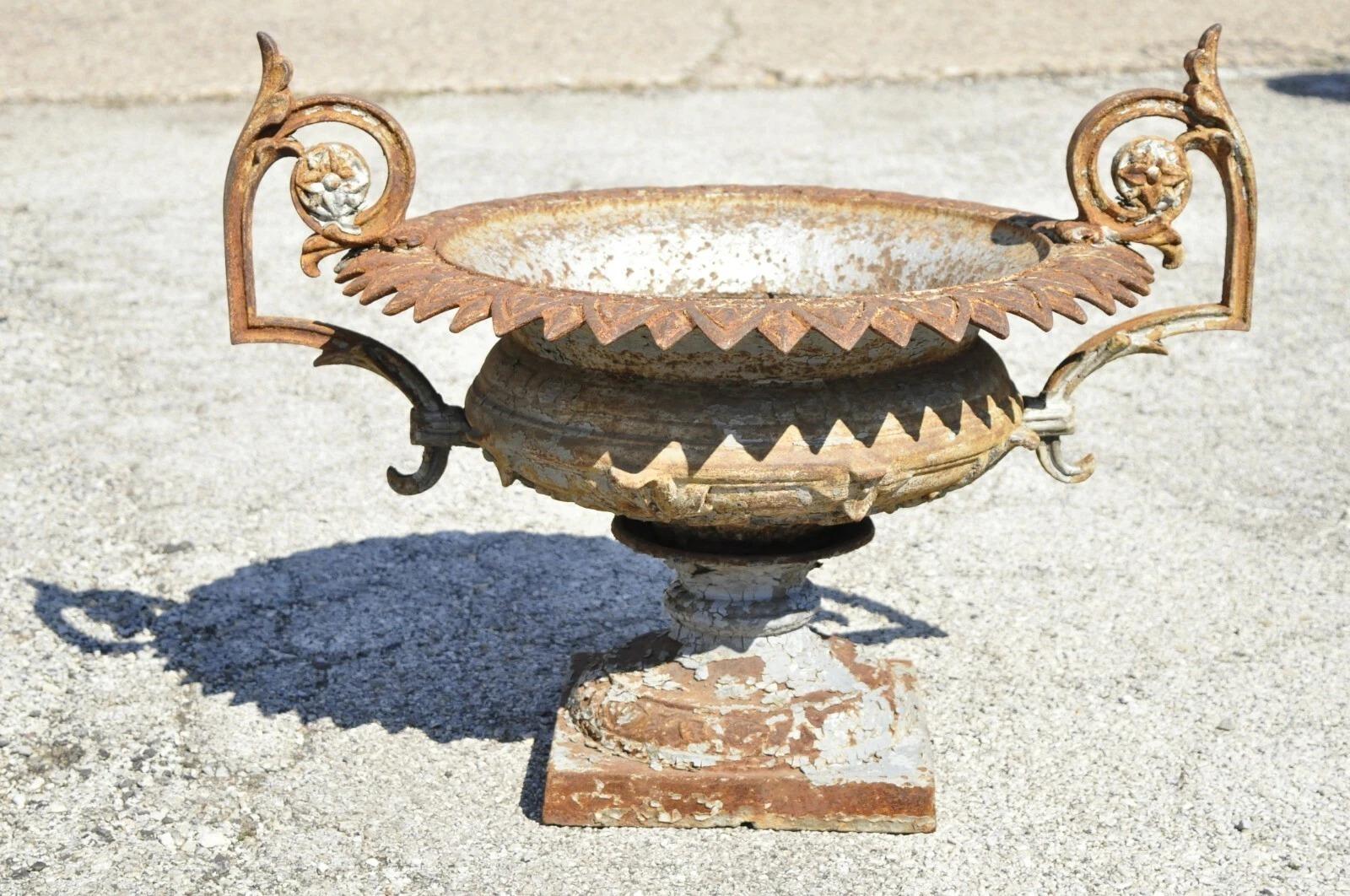 Antiguo J.W. Fiske attr. Jardinera Urna Francesa de Hierro Fundido con Asas Gemelas en venta 3