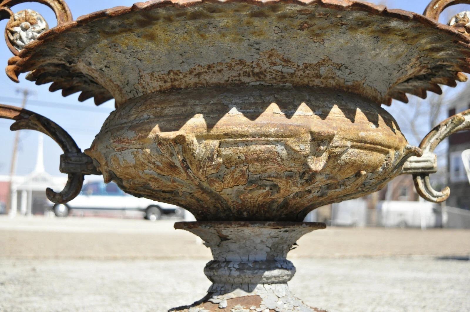 Antiguo J.W. Fiske attr. Jardinera Urna Francesa de Hierro Fundido con Asas Gemelas Vaciado en venta