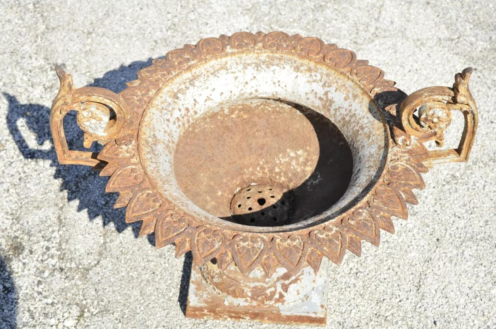 Antiguo J.W. Fiske attr. Jardinera Urna Francesa de Hierro Fundido con Asas Gemelas en Bueno estado para la venta en Philadelphia, PA