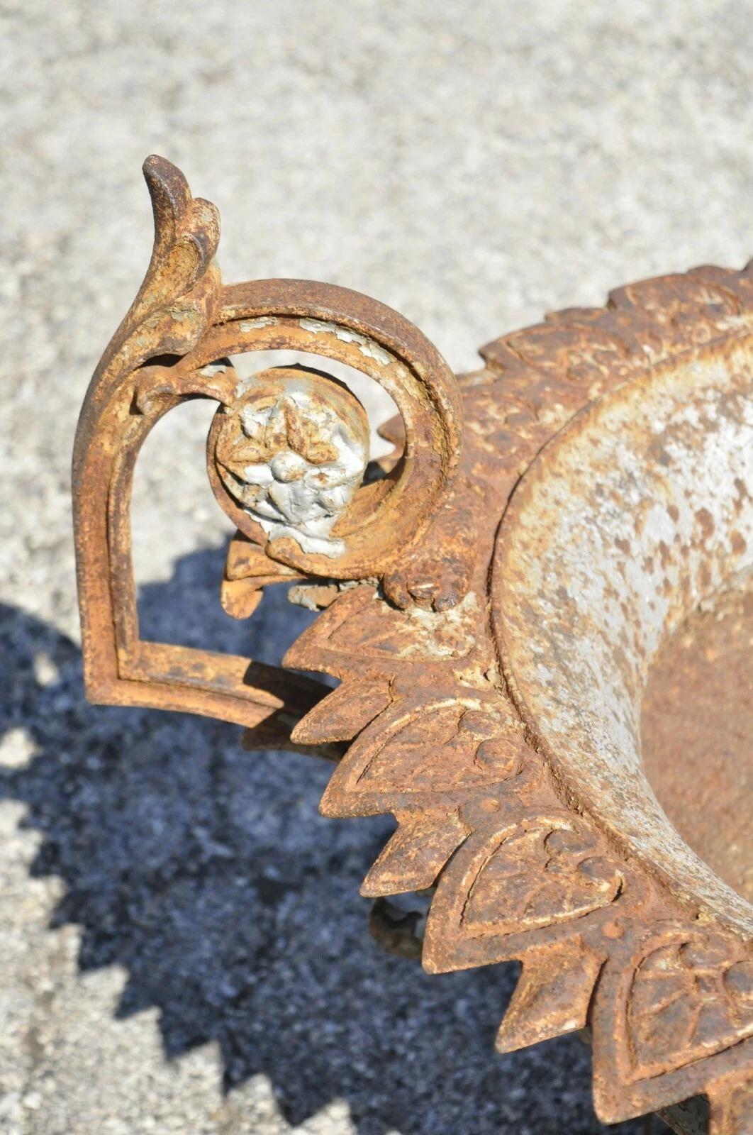 Antiguo J.W. Fiske attr. Jardinera Urna Francesa de Hierro Fundido con Asas Gemelas en venta 1