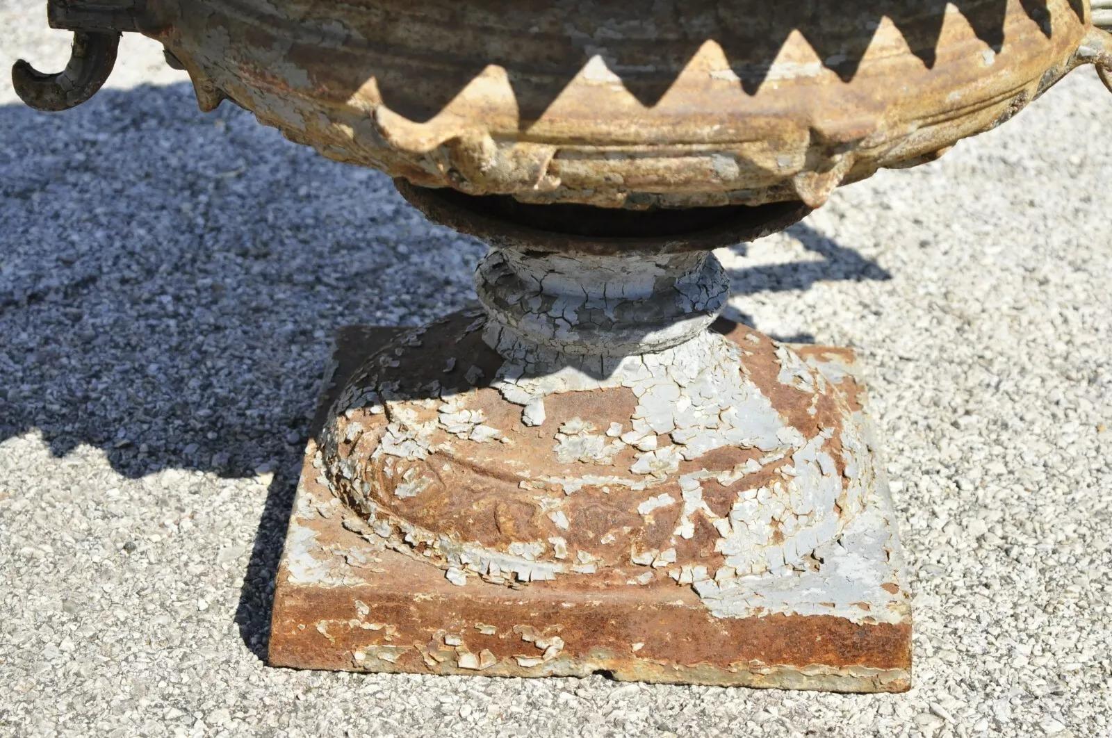 Antiguo J.W. Fiske attr. Jardinera Urna Francesa de Hierro Fundido con Asas Gemelas en venta 2