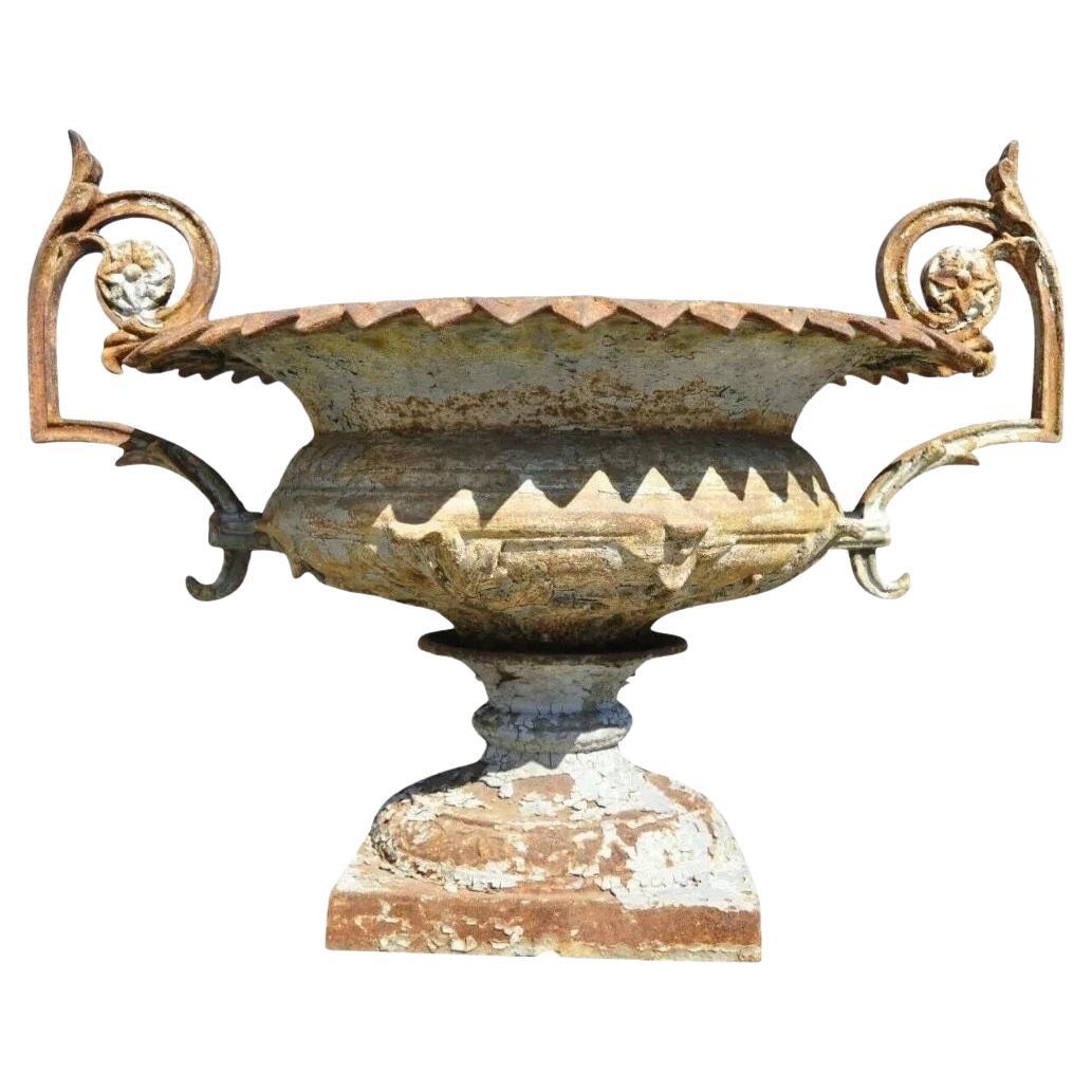 Antiguo J.W. Fiske attr. Jardinera Urna Francesa de Hierro Fundido con Asas Gemelas en venta