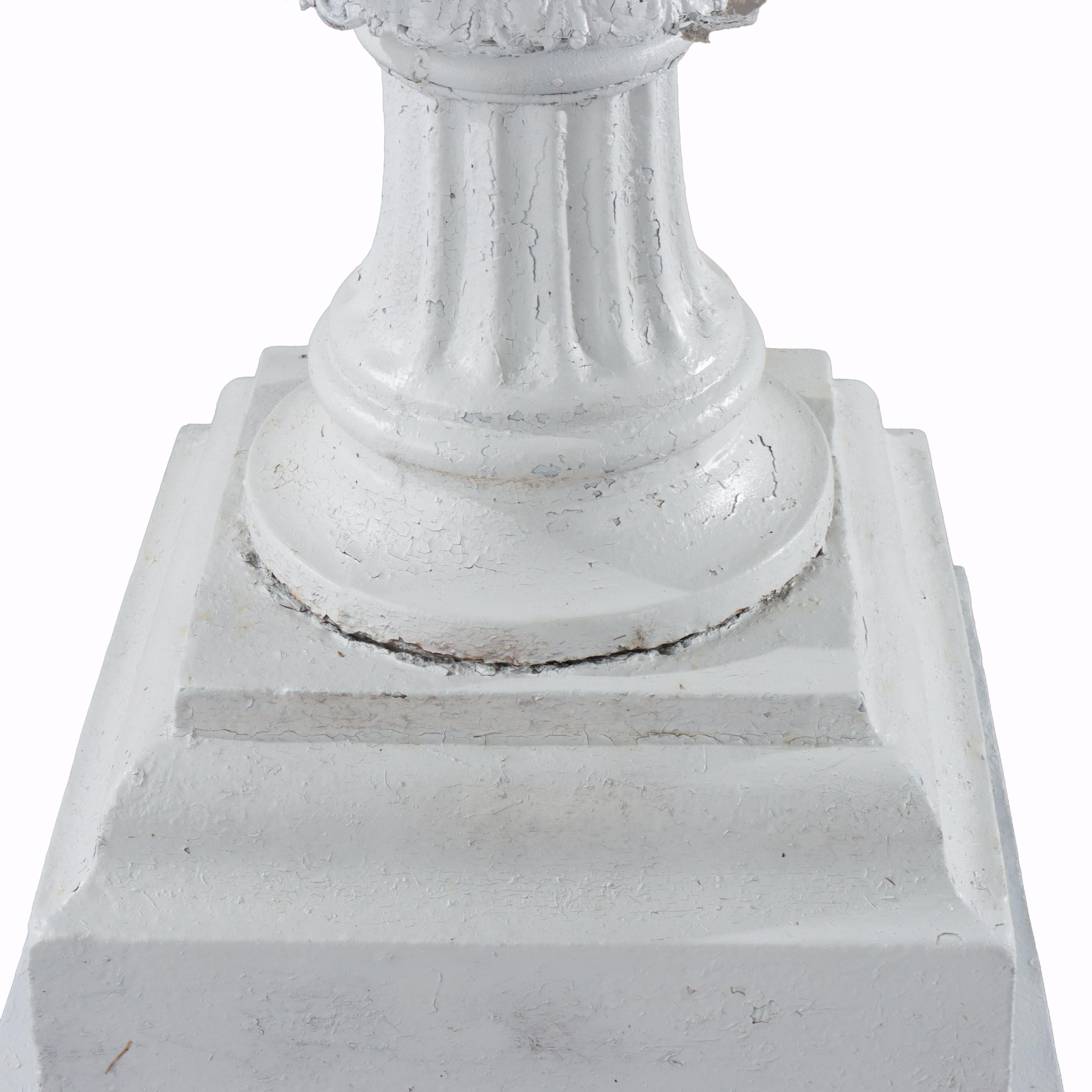 XIXe siècle Ancienne urne de jardin en fonte peinte par JW FISK C1890 en vente