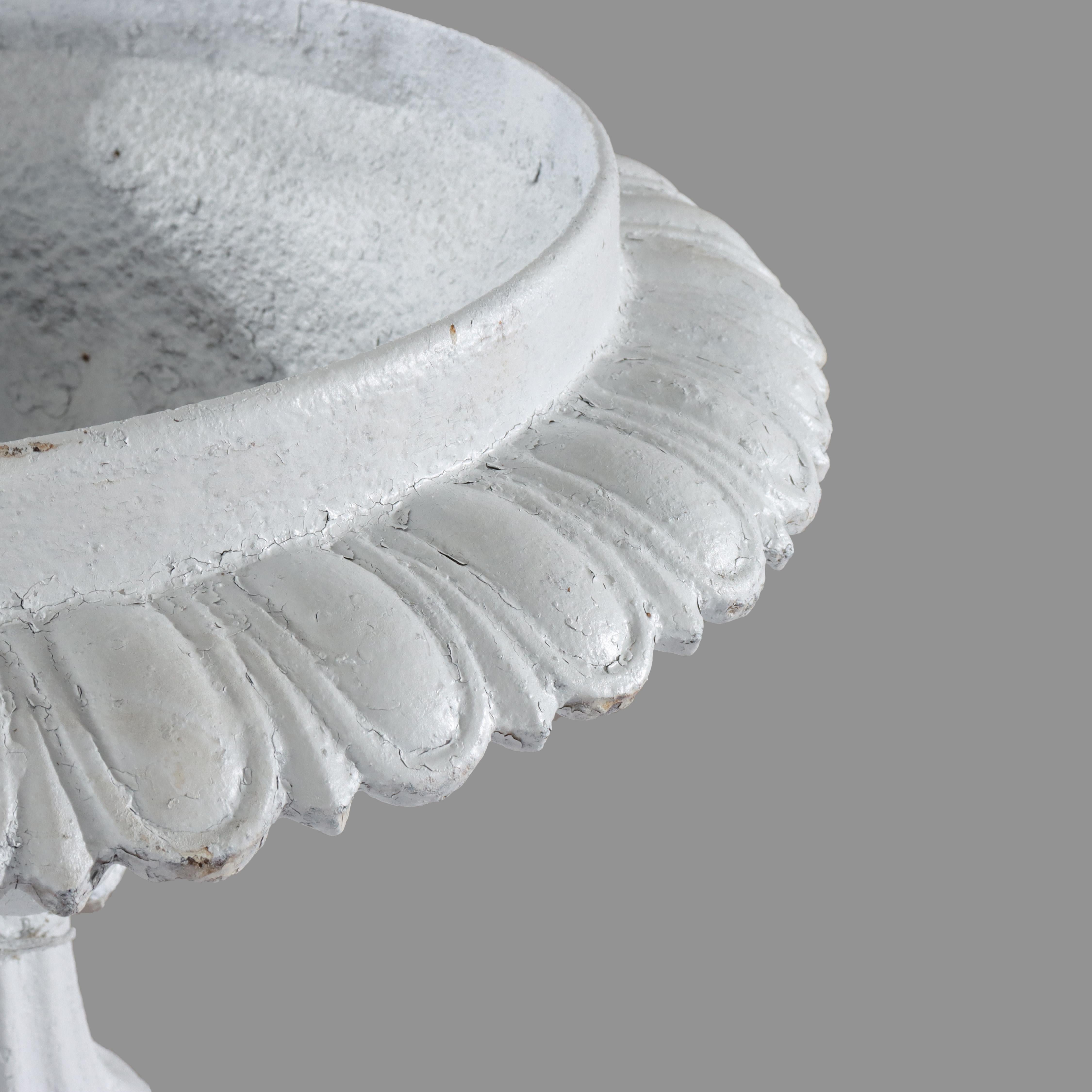 Ancienne urne de jardin en fonte peinte par JW FISK C1890 en vente 1