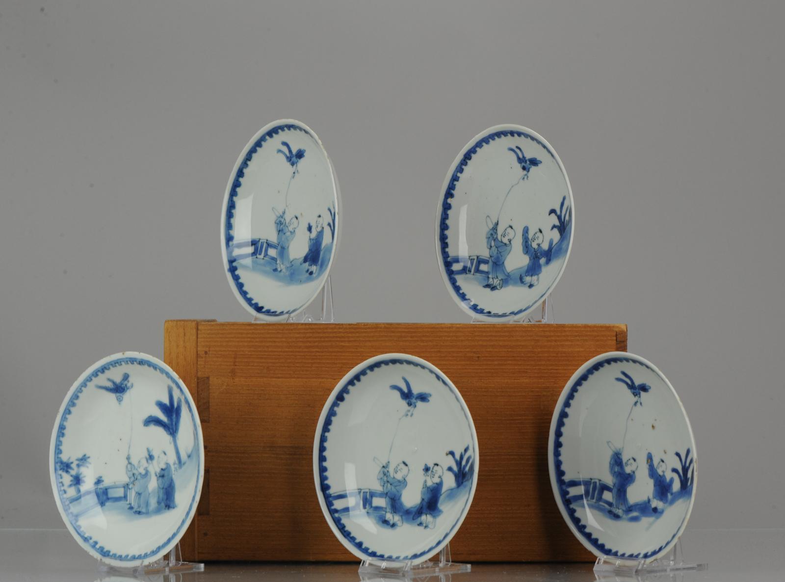 Ensemble de 5 plats en porcelaine bleu et blanc de la fin de la période Ming, période Tianqi ou Chongzhen, vers 1620-1635, très joliment décorés. Boîte incluse

Ces petits plats en forme de soucoupe en porcelaine de transition auraient été