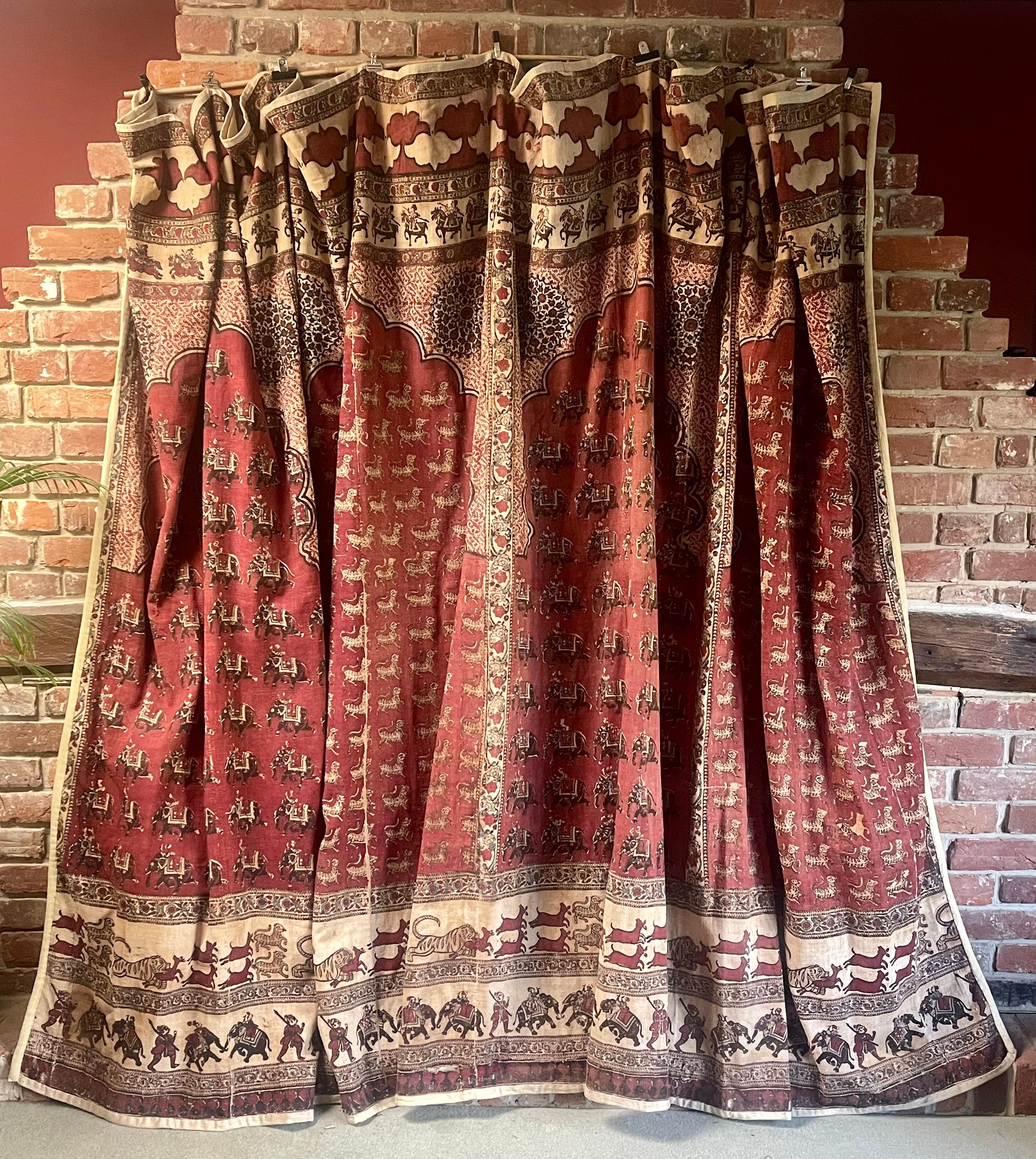 
Beeindruckende antike Zelttafel mit Blockdruck (Qanat)
Deccan oder Rajesthan Indien
19. Jahrhundert

Bestehend aus vier gewölbten Platten, die von Hand zusammengenäht wurden.  Handblockdruck mit Jagdszenen in natürlichen Farben
leicht gepolstert