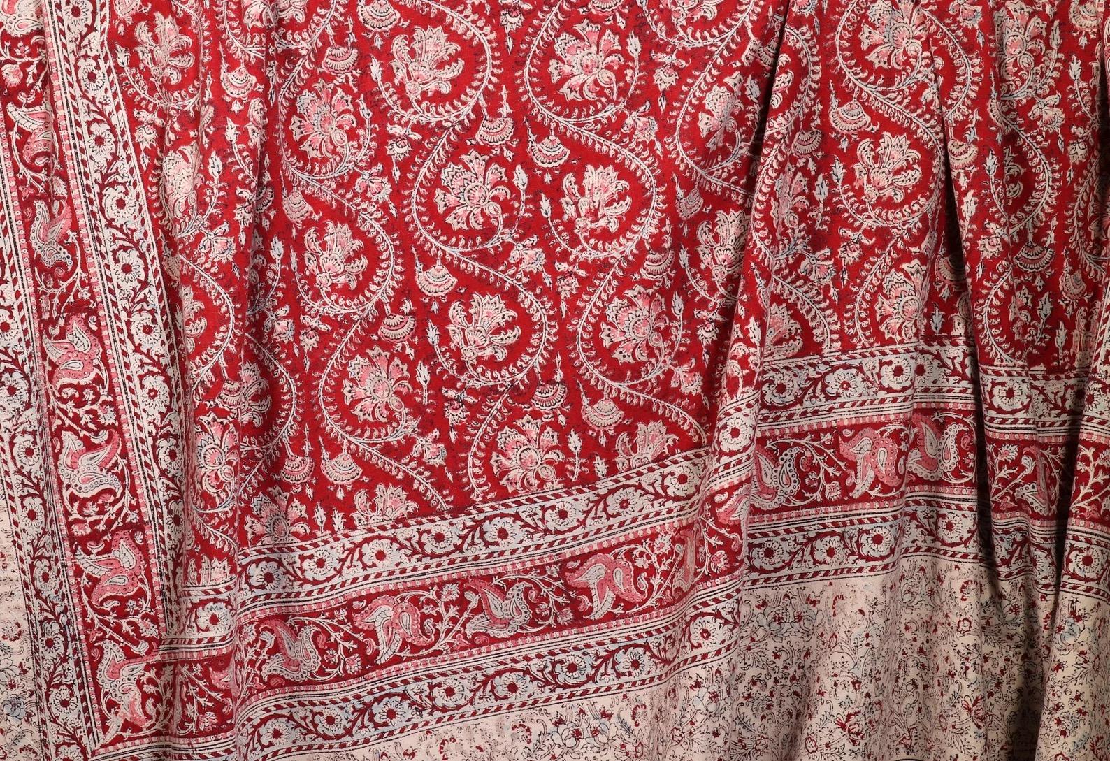 Panneau textile Kalamkari ancien.

Grand panneau en kalamkari. Circa 1900

Le centre du panneau est orné de fleurs en volutes sur fond rouge.

Objet vintage en très bon état.

Veuillez étudier les photographies car elles forment une partie
