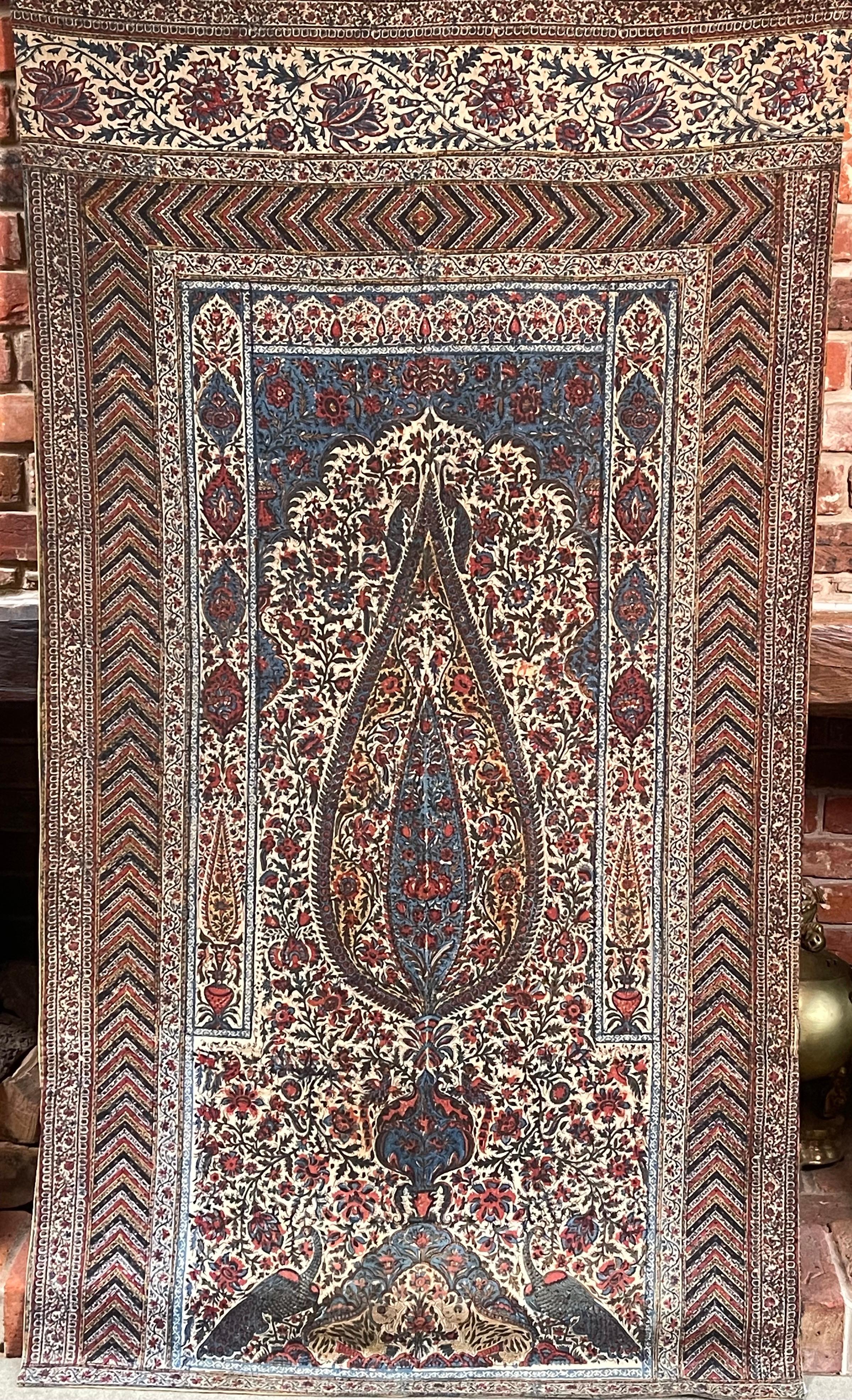 

Kalamkari indo-persan ancien
Datant du début des années 1900

Imprimé à la main en Inde pour le marché persan sur un fond de coton représentant un arbre de vie en cyprès, de nombreux petits oiseaux et des fleurs exotiques, des paons et des
