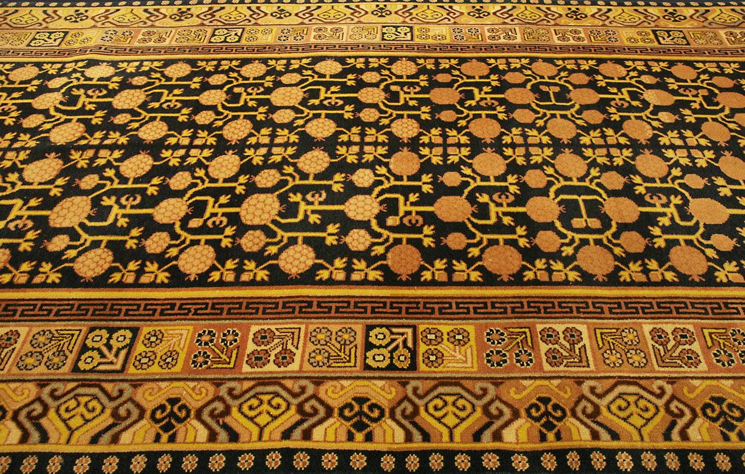 Antique Kalleh Khotan Wool Carpet East Turkistan, ca. 1920 In Good Condition For Sale In Ferrara, IT