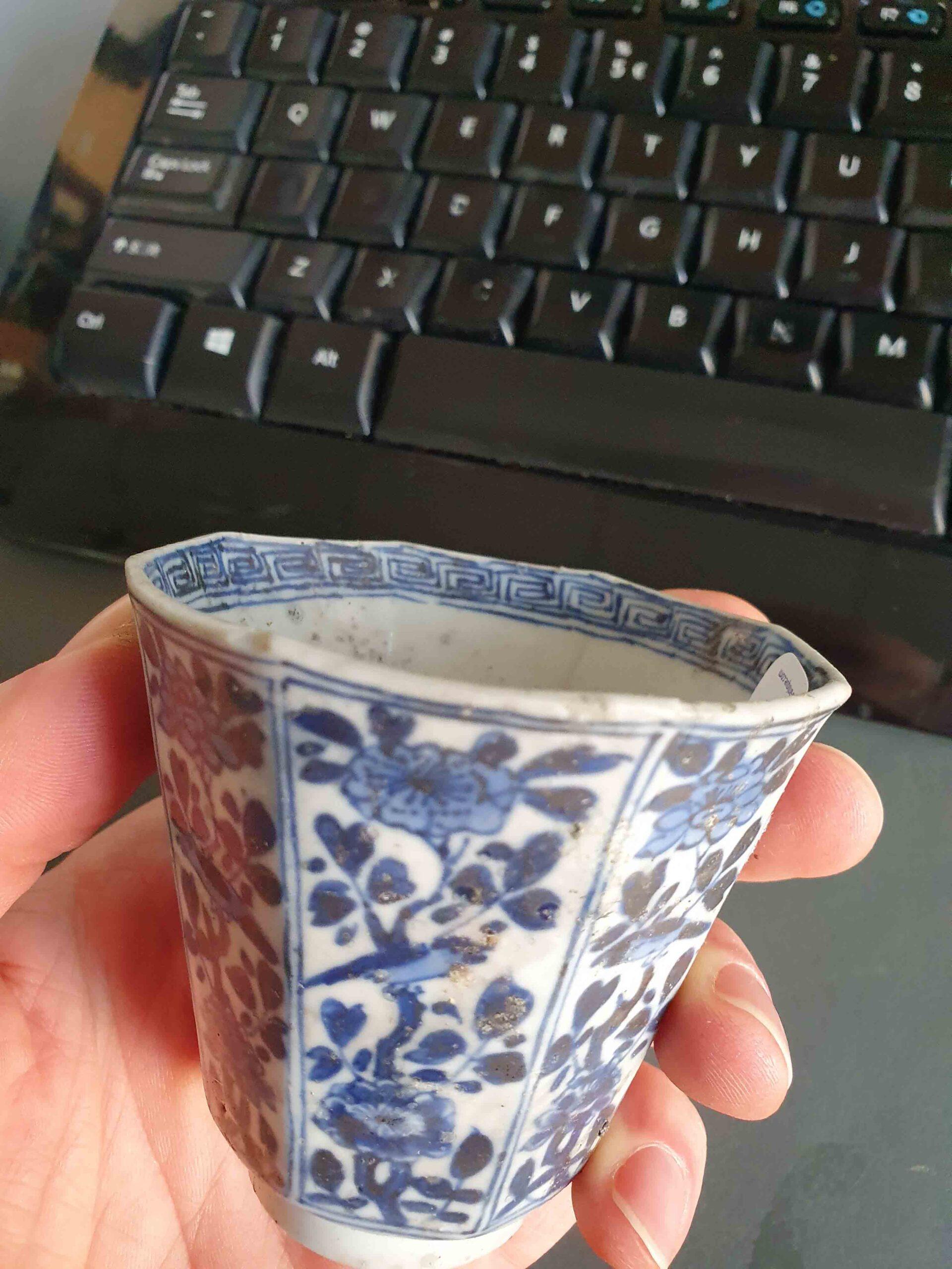 Chinese Antique Kangxi and Edo Period Blue and White Floral Tea Bowl Fire of Rotterdam For Sale