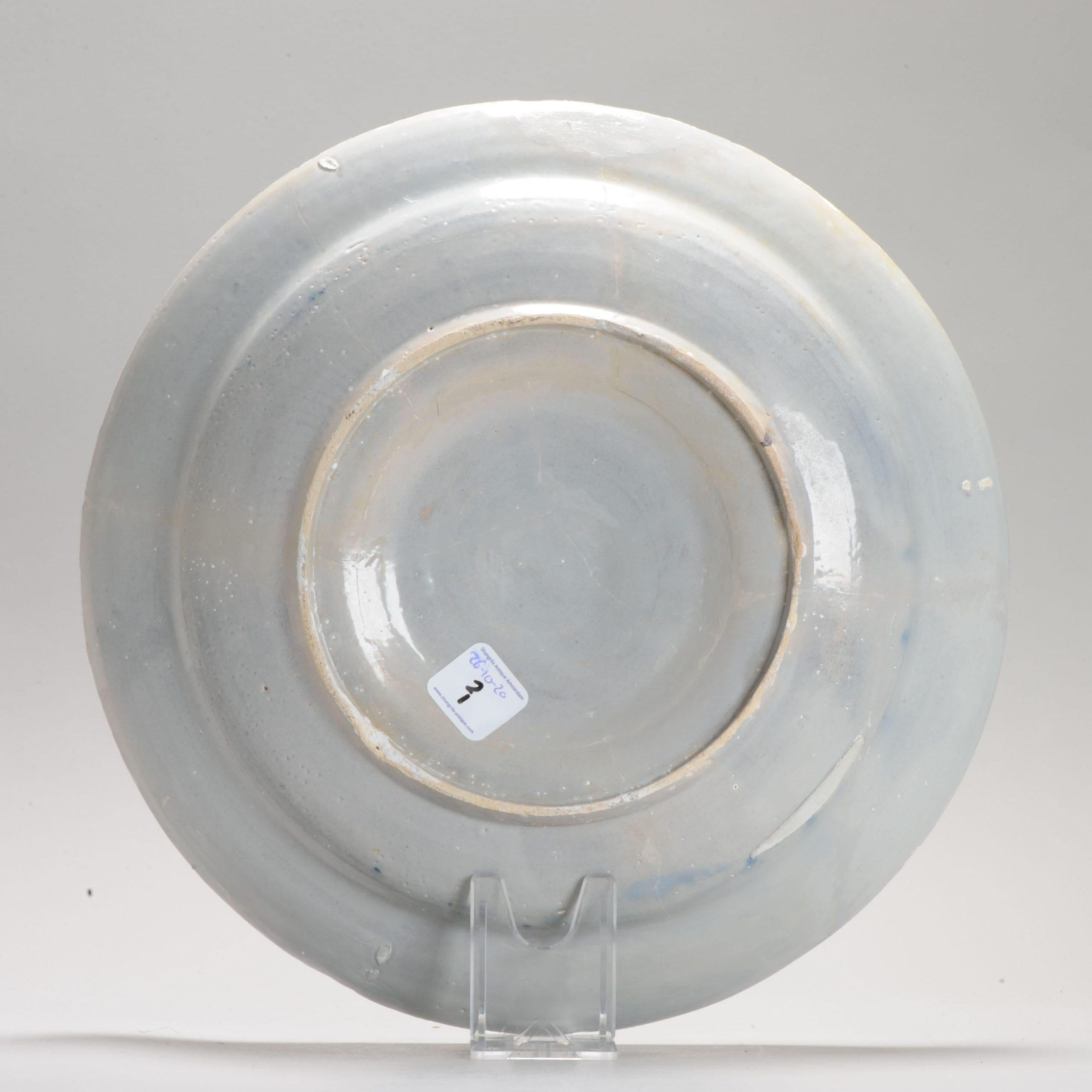 Antiker Kangxi-Plattenteller aus Nevers-Steinzeug im blau-weißen Stil, 18. Jahrhundert (18. Jahrhundert und früher) im Angebot