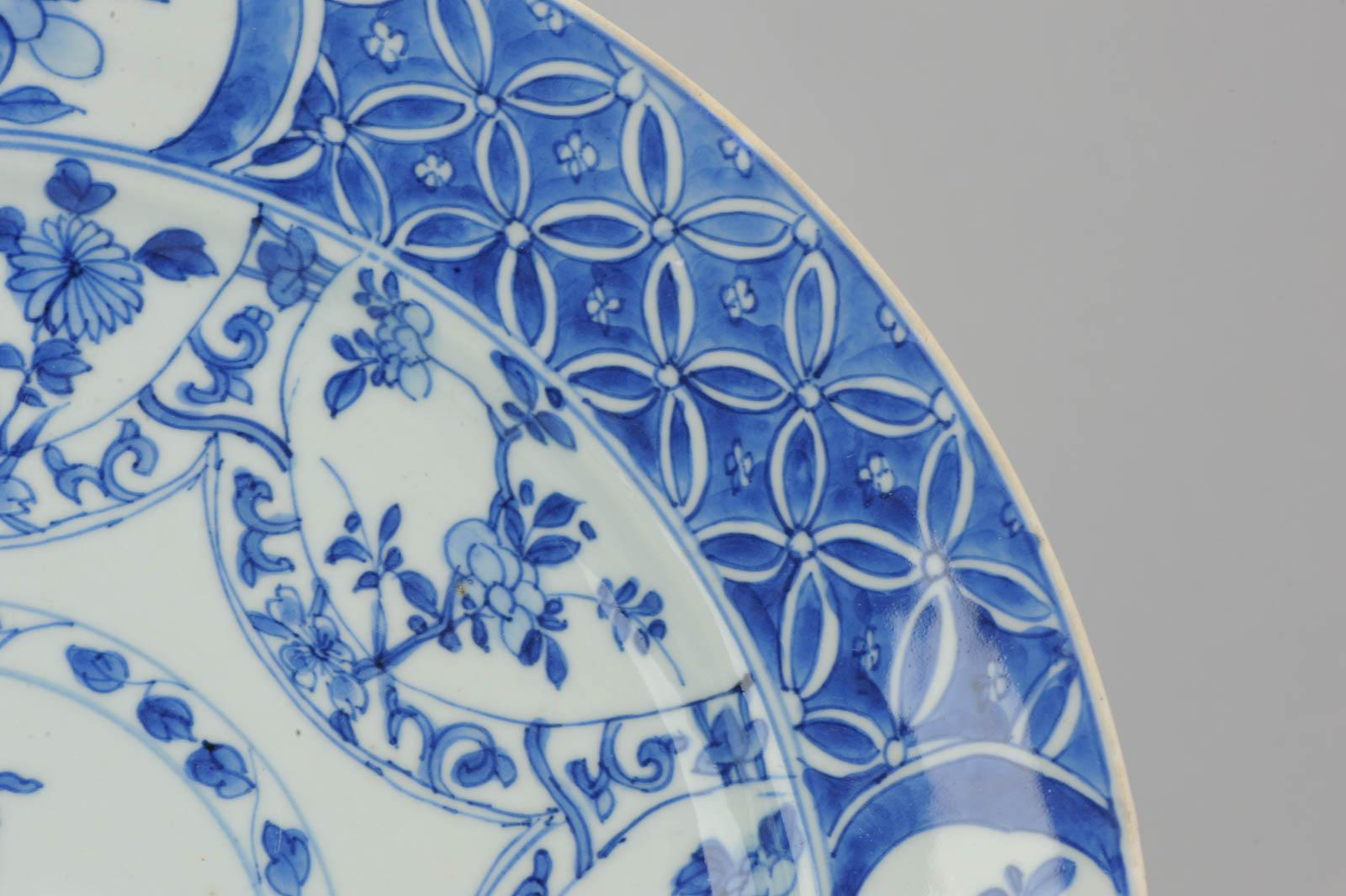 Antique Kangxi Chinese Porcelain Charger Blue and White China, ca 1700 In Good Condition For Sale In Amsterdam, Noord Holland