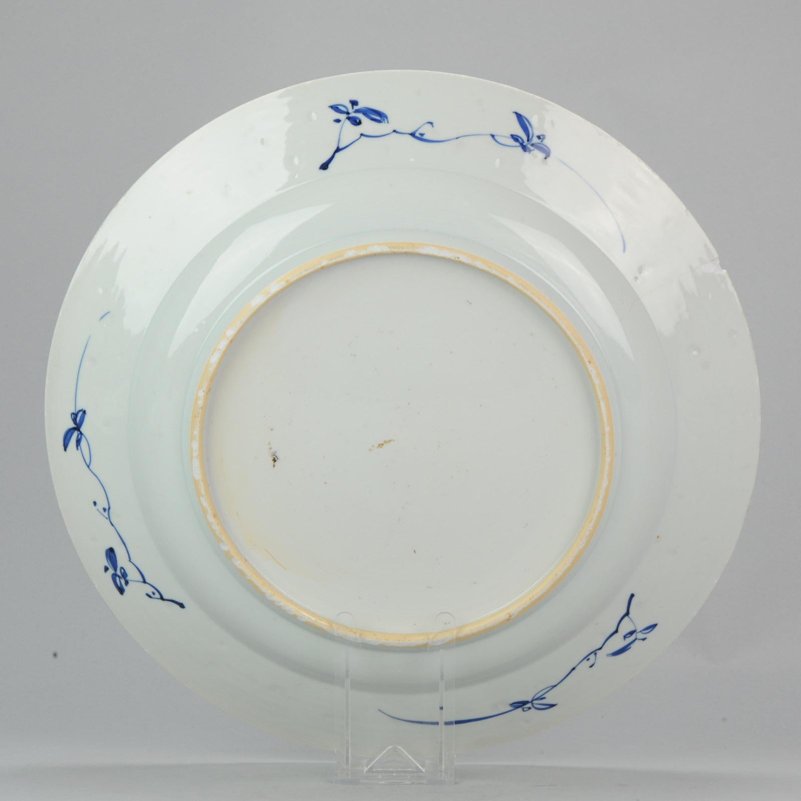 Assiette de présentation ancienne en porcelaine chinoise Kangxi bleue et blanche, vers 1700 Bon état - En vente à Amsterdam, Noord Holland