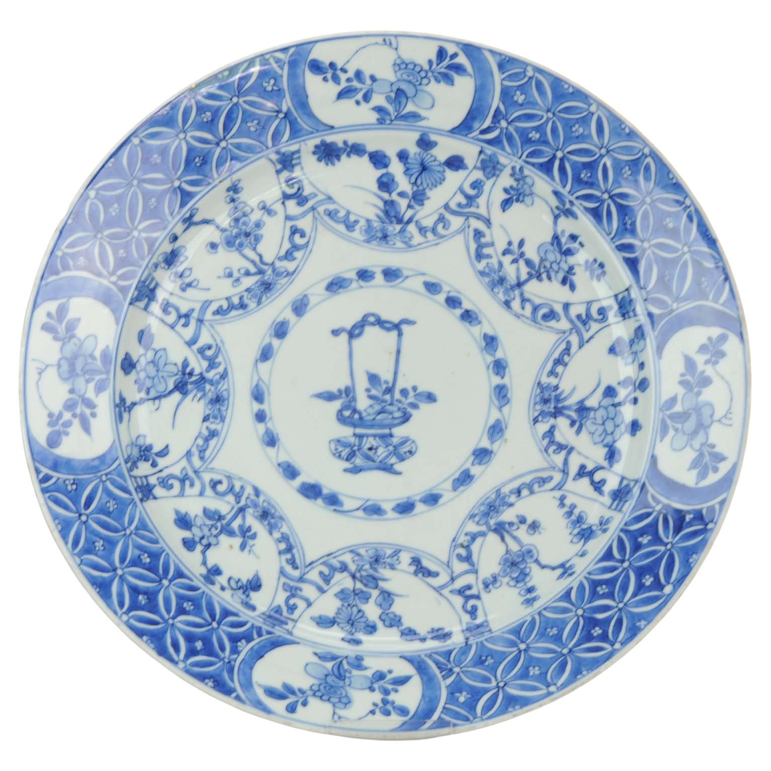 Assiette de présentation ancienne en porcelaine chinoise Kangxi bleue et blanche, vers 1700