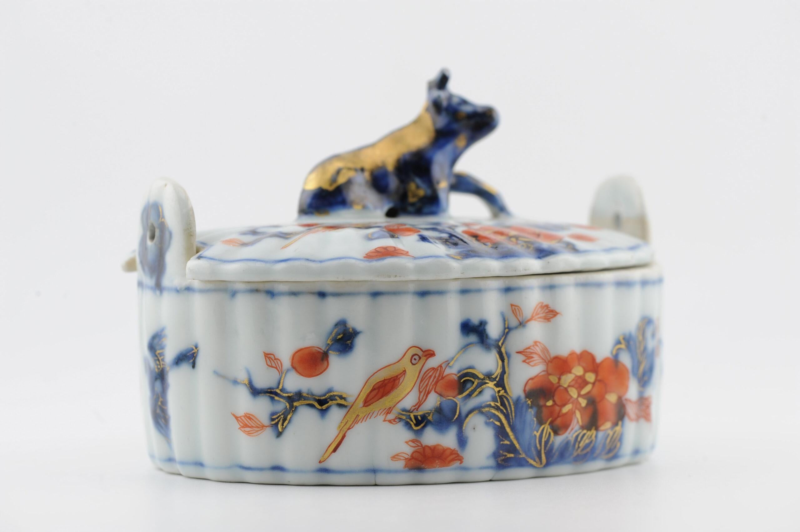 Nous partageons avec vous cette très inhabituelle immitation de soupière en porcelaine delftware chinoise avec un fleuron en forme de vache.

Cette intéressante pièce d'antiquité  est décoré en bleu sous glaçure et en émaux sur glaçure bleu rouge et