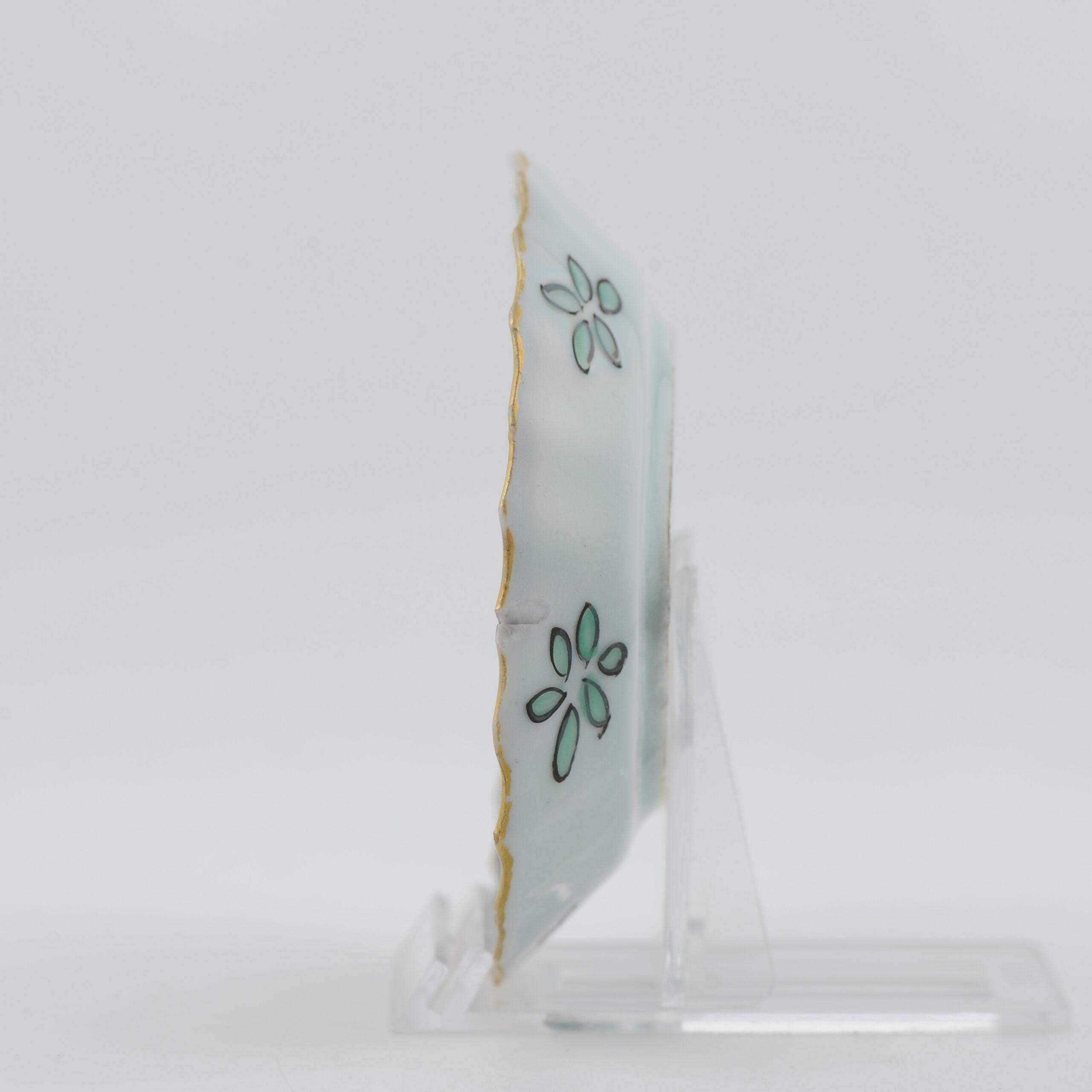 Condividiamo con te questo insolito piatto europeo decorato Kangxi. Un divertente colpo di spugna

Riferimenti di pezzi simili si trovano in: European Decoration on Oriental Porcelain, 1700 -1830 (Helen Espir, Jorge Welsh Books, 2005)

Informazioni