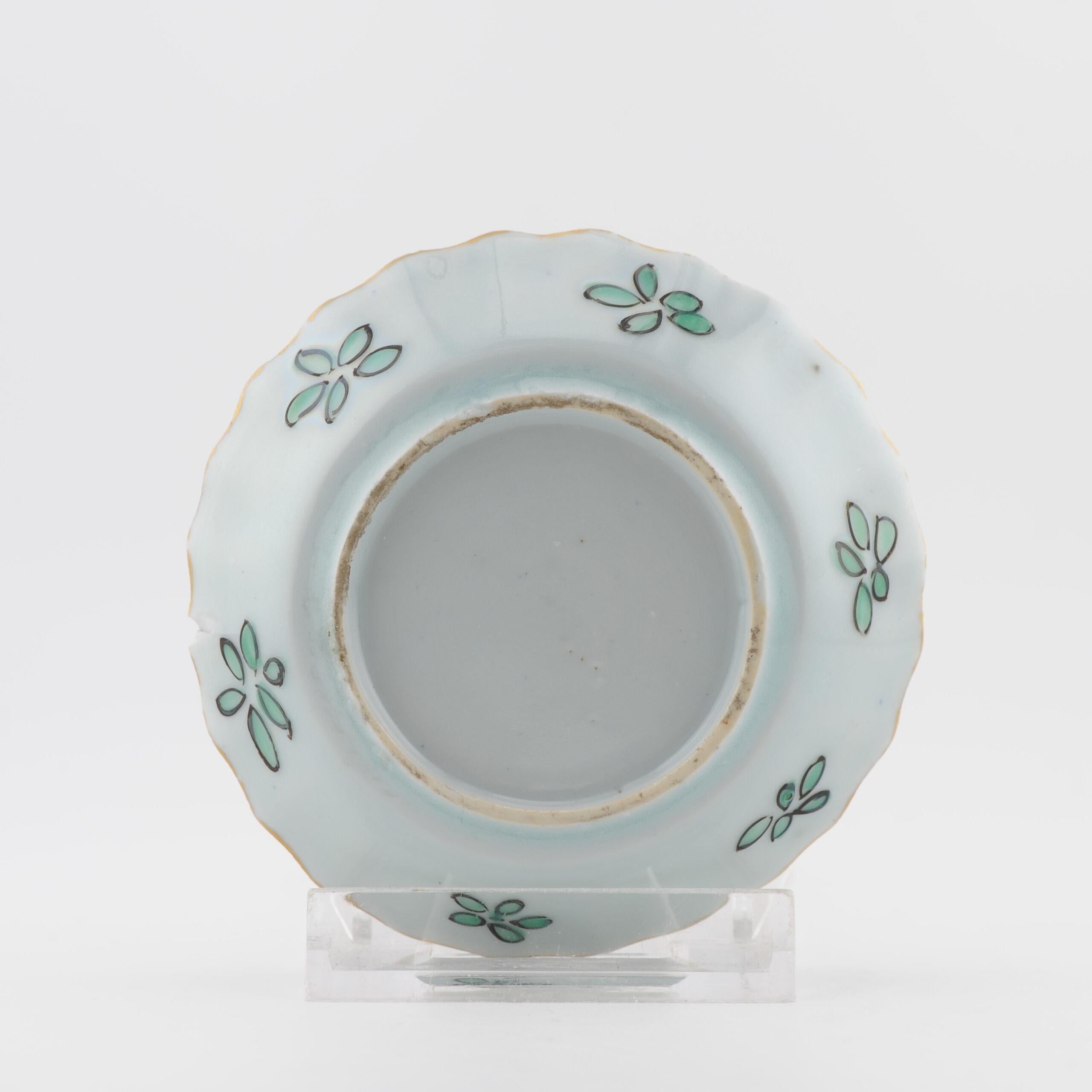 Qing Antico piatto di porcellana cinese Kangxi ridecorato con un paesaggio europeo, XVIII C. in vendita
