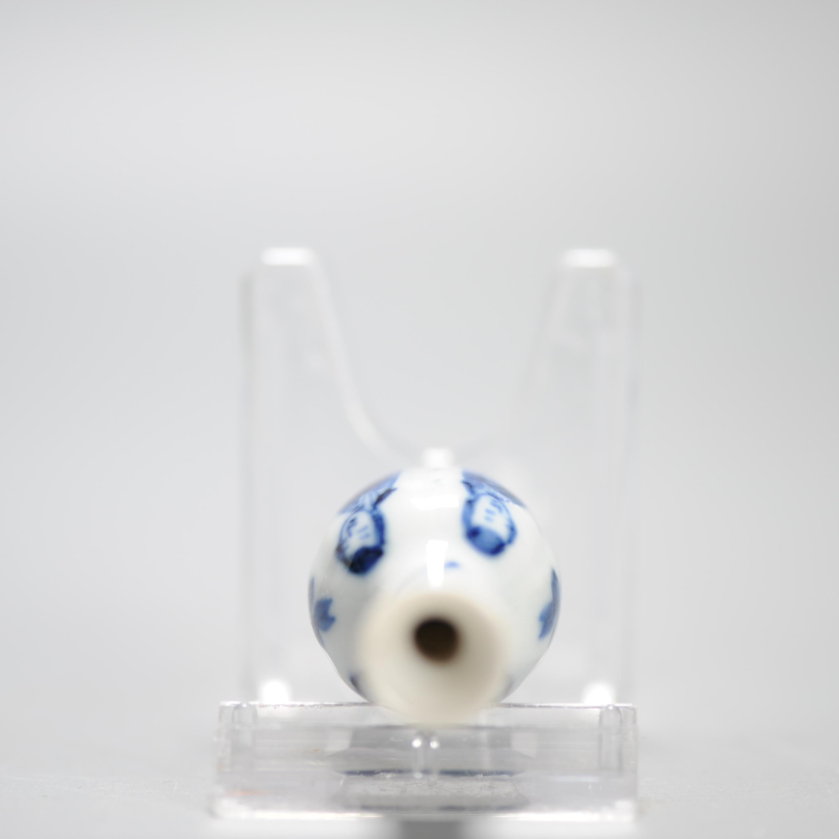Fino al XVIII secolo Antico vaso di porcellana cinese Kangxi per la casa delle bambole in miniatura, in buone condizioni in vendita
