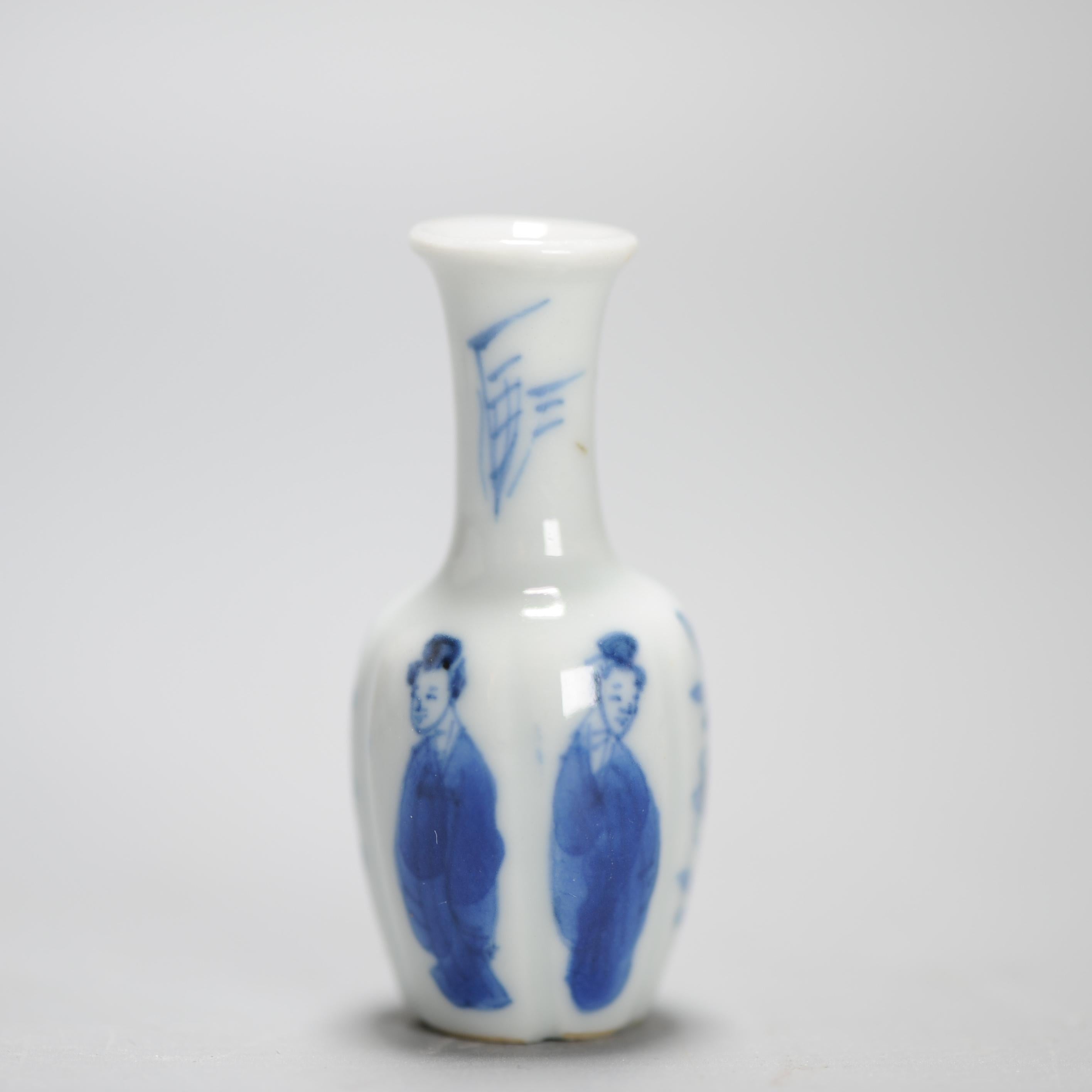 Wir teilen mit Ihnen diese schöne chinesische blau-weiß dekorierte Miniaturvase (Puppenhausvase) mit Long Eliza-Muster.
Kangxi-Periode, ca. 1700
Perfekter Zustand


Bedingung
Perfekter Zustand. Größe: 5,5CM hoch
Zeitraum
18. Jahrhundert Qing (1661 -