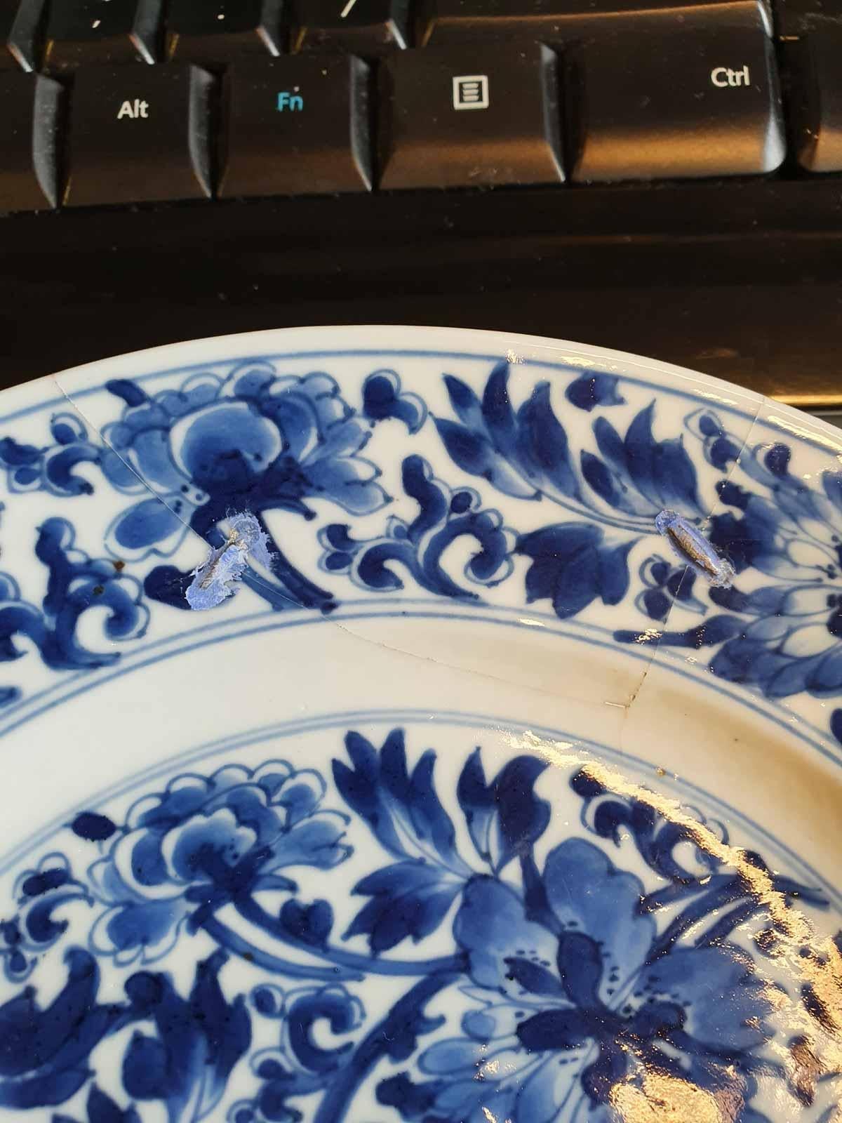 Antique Kangxi Mark & Period Chinese Porcelain Blue and White Floral Plate For Sale 1
