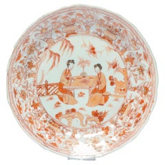 Ancienne assiette en porcelaine chinoise d'époque Kangxi en forme de sang et de lait, représentant des femmes jouant de la chèvre