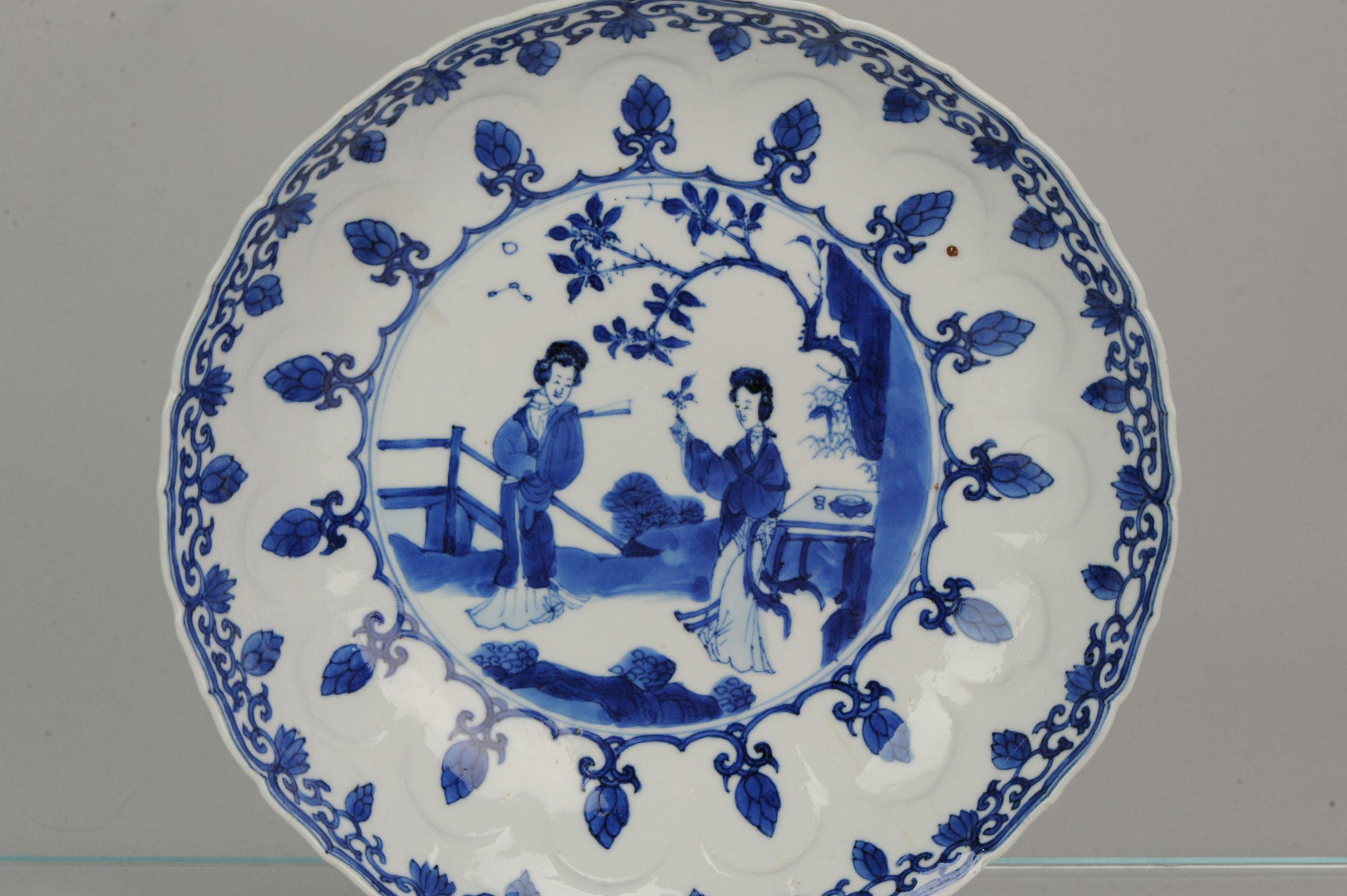 Porcelaine Ancienne assiette figurative chinoise de la période Kangxi en porcelaine bleue et blanche marquée