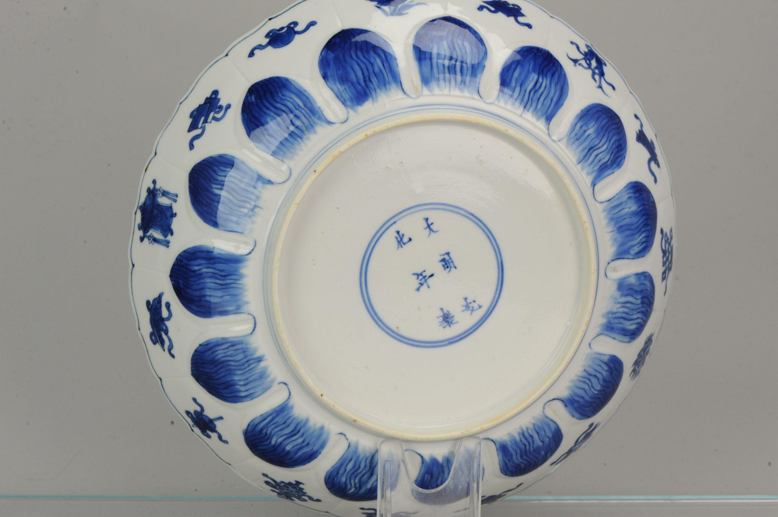Ancienne assiette figurative chinoise de la période Kangxi en porcelaine bleue et blanche marquée 1