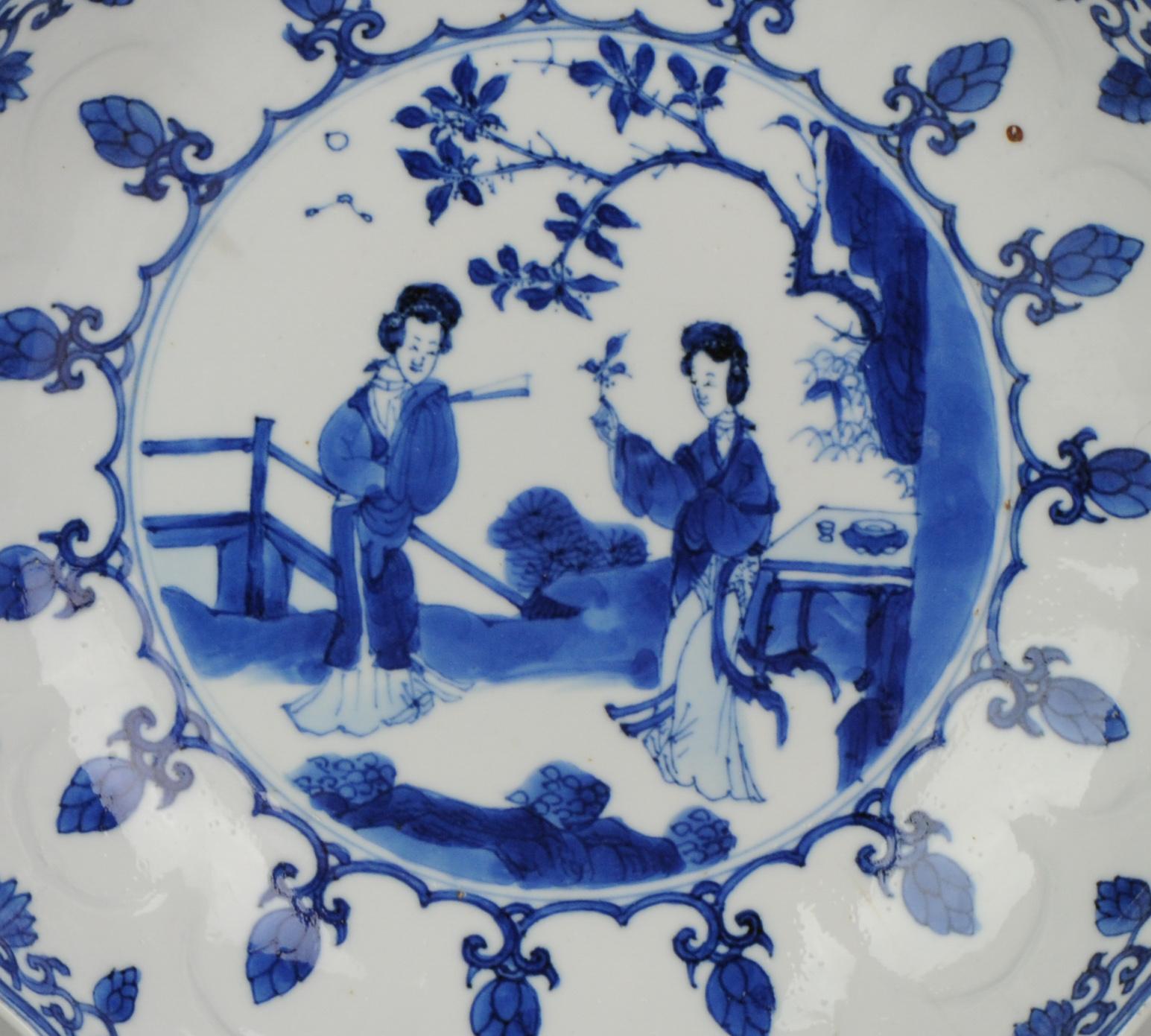 Rare. Très belle pièce, magnifique bleu cobalt. Fond marqué et en forme de lotus

Condit :
1 ligne plus restauration au bord. Taille : 220 x 47 mm

Période :
XVIIIe siècle Qing (1661-1912).
