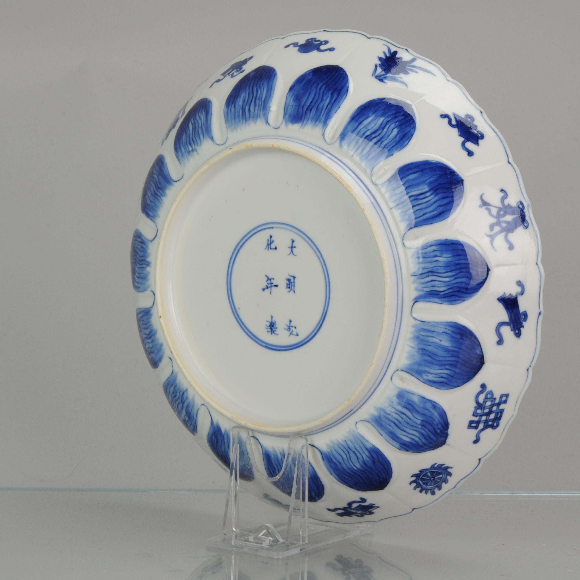 Qing Ancienne assiette figurative chinoise de la période Kangxi en porcelaine bleue et blanche marquée