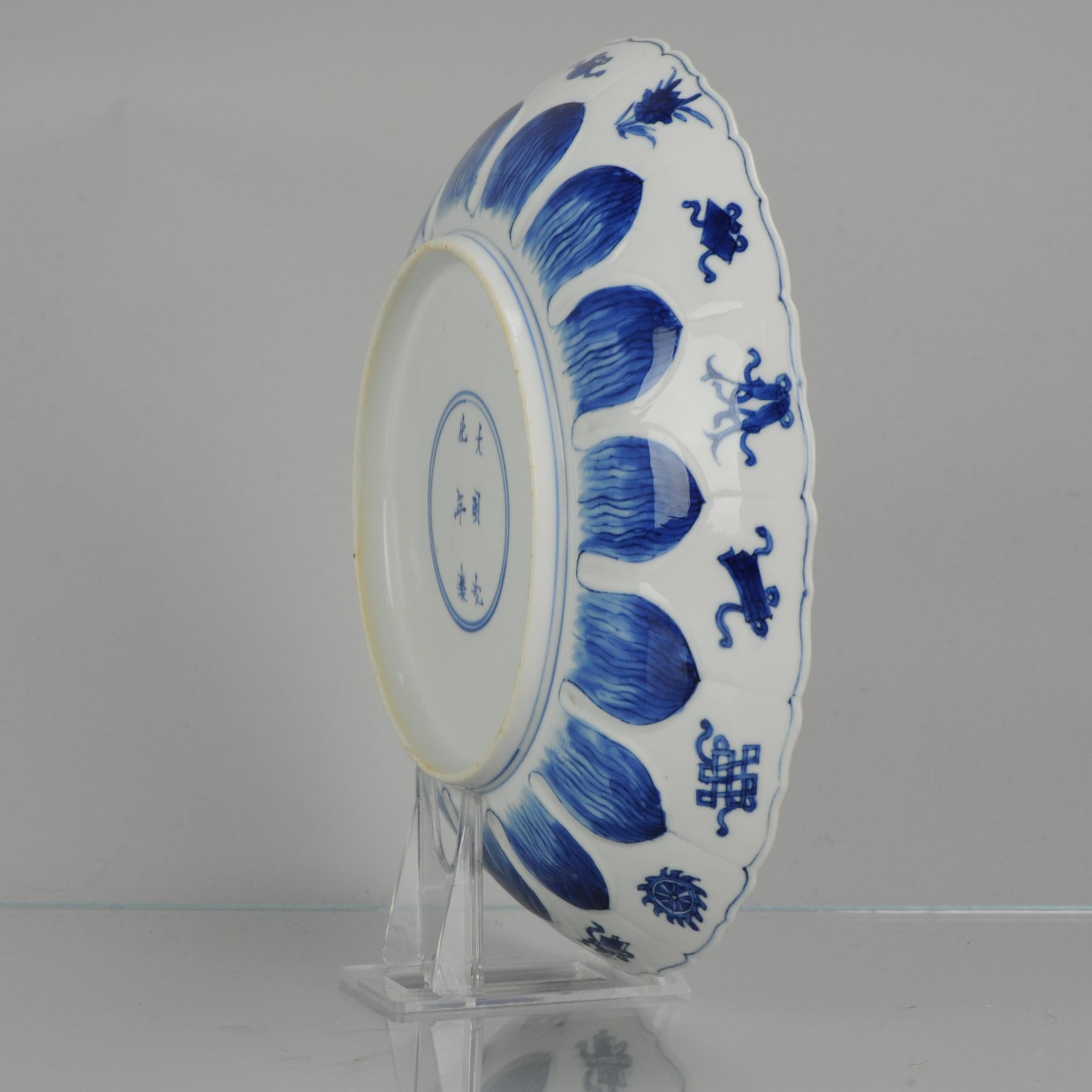 Chinois Ancienne assiette figurative chinoise de la période Kangxi en porcelaine bleue et blanche marquée