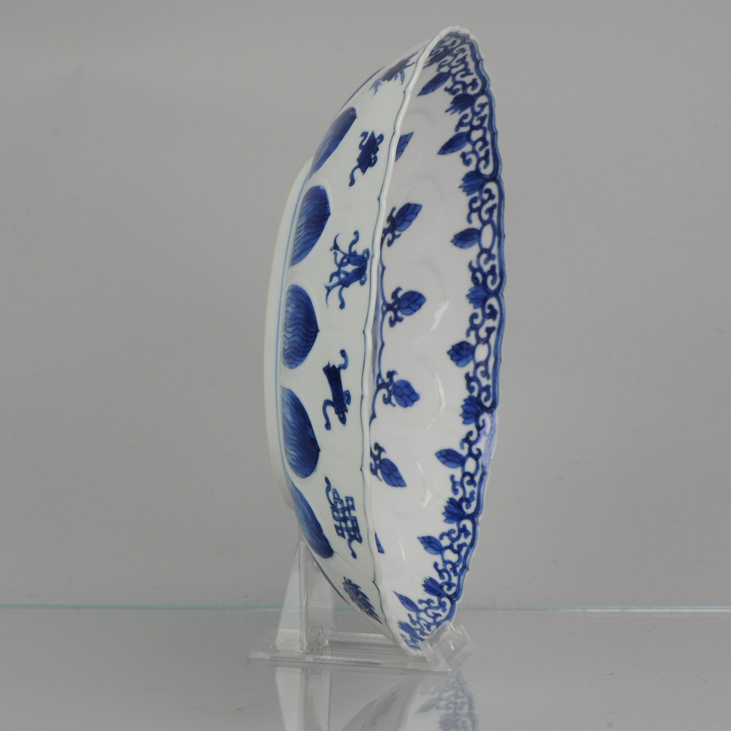 Ancienne assiette figurative chinoise de la période Kangxi en porcelaine bleue et blanche marquée Bon état à Amsterdam, Noord Holland