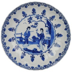 Ancienne assiette figurative chinoise de la période Kangxi en porcelaine bleue et blanche marquée
