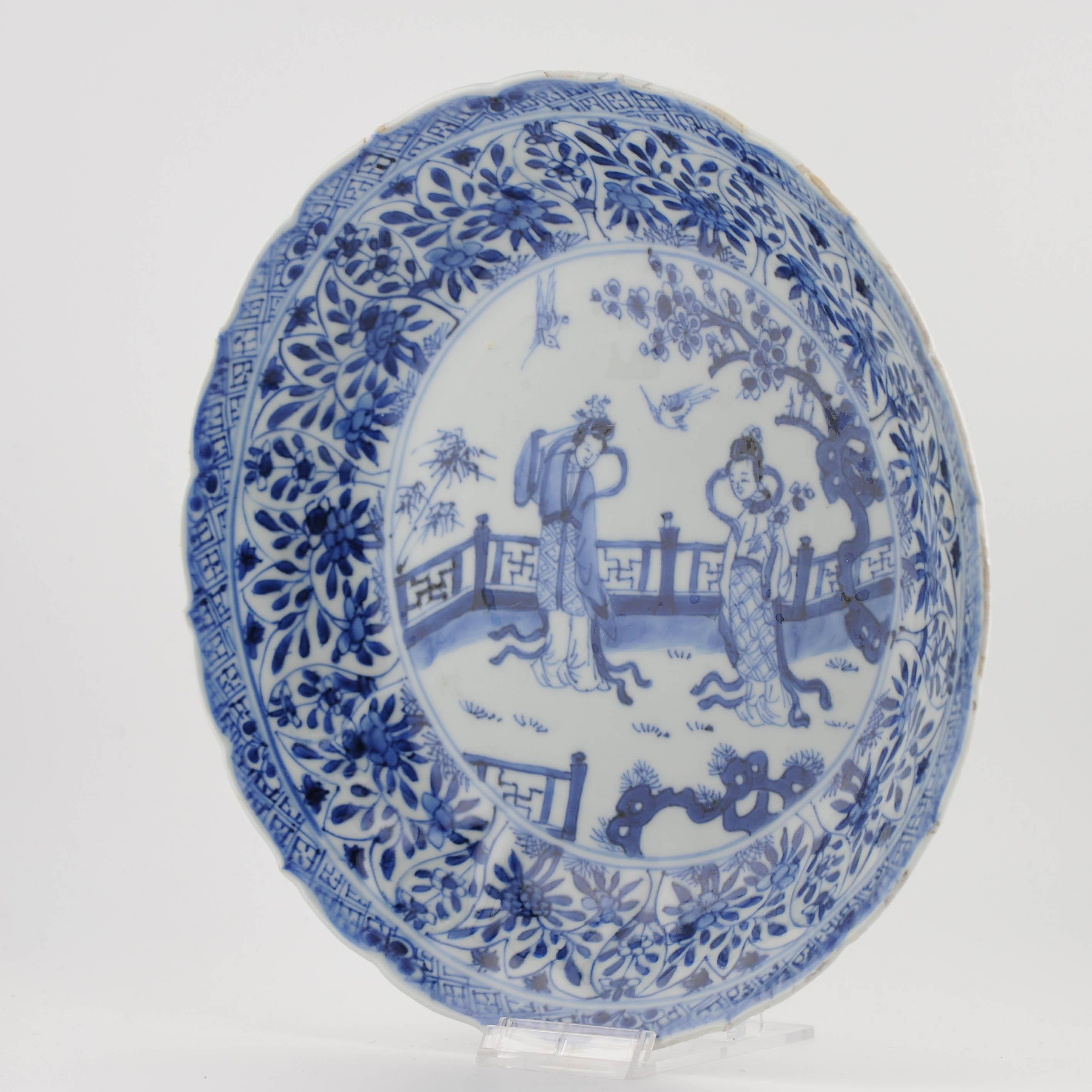 Plat Pagode figuratif en porcelaine chinoise bleu et blanc de la période Kangxi en vente 4