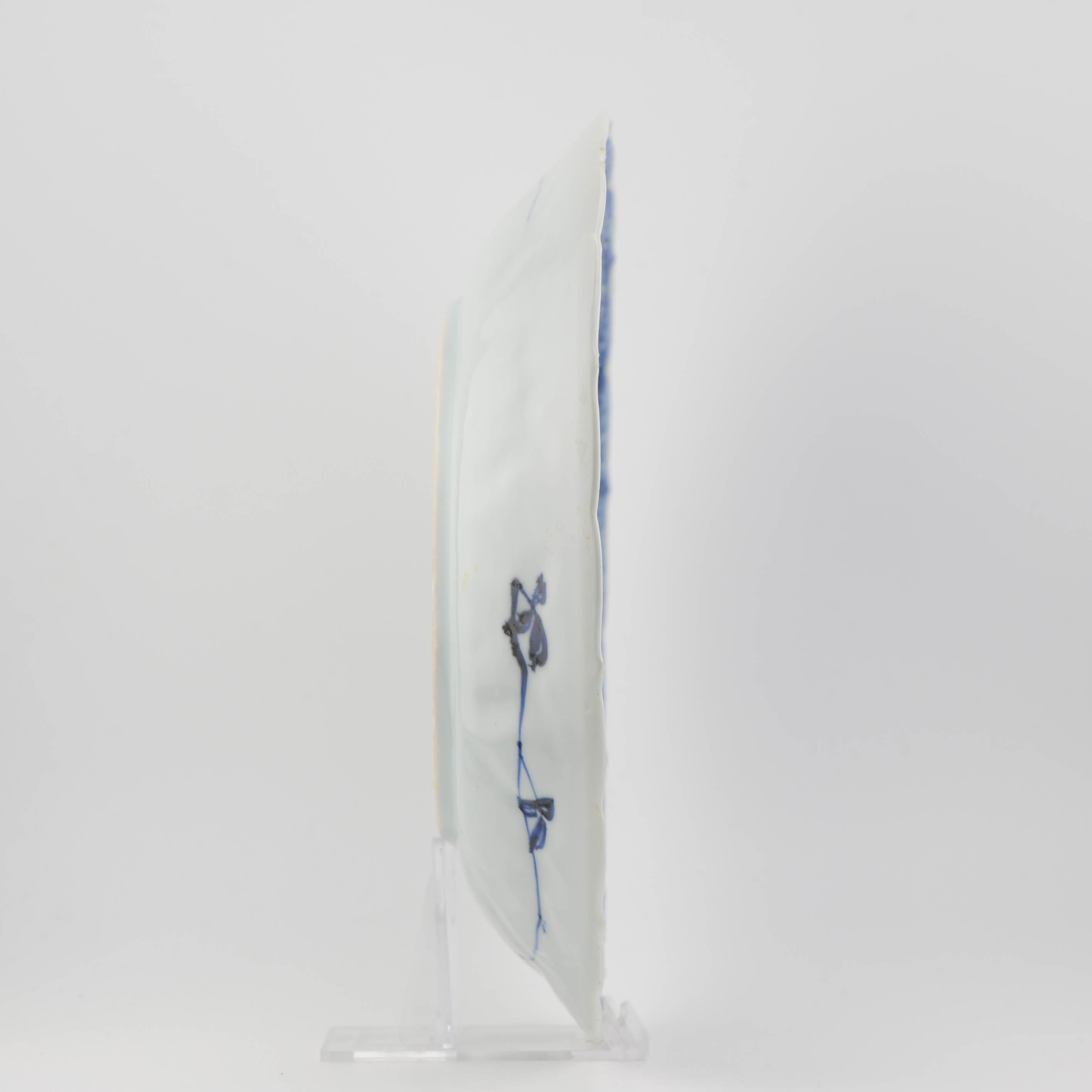 Plat Pagode figuratif en porcelaine chinoise bleu et blanc de la période Kangxi en vente 5