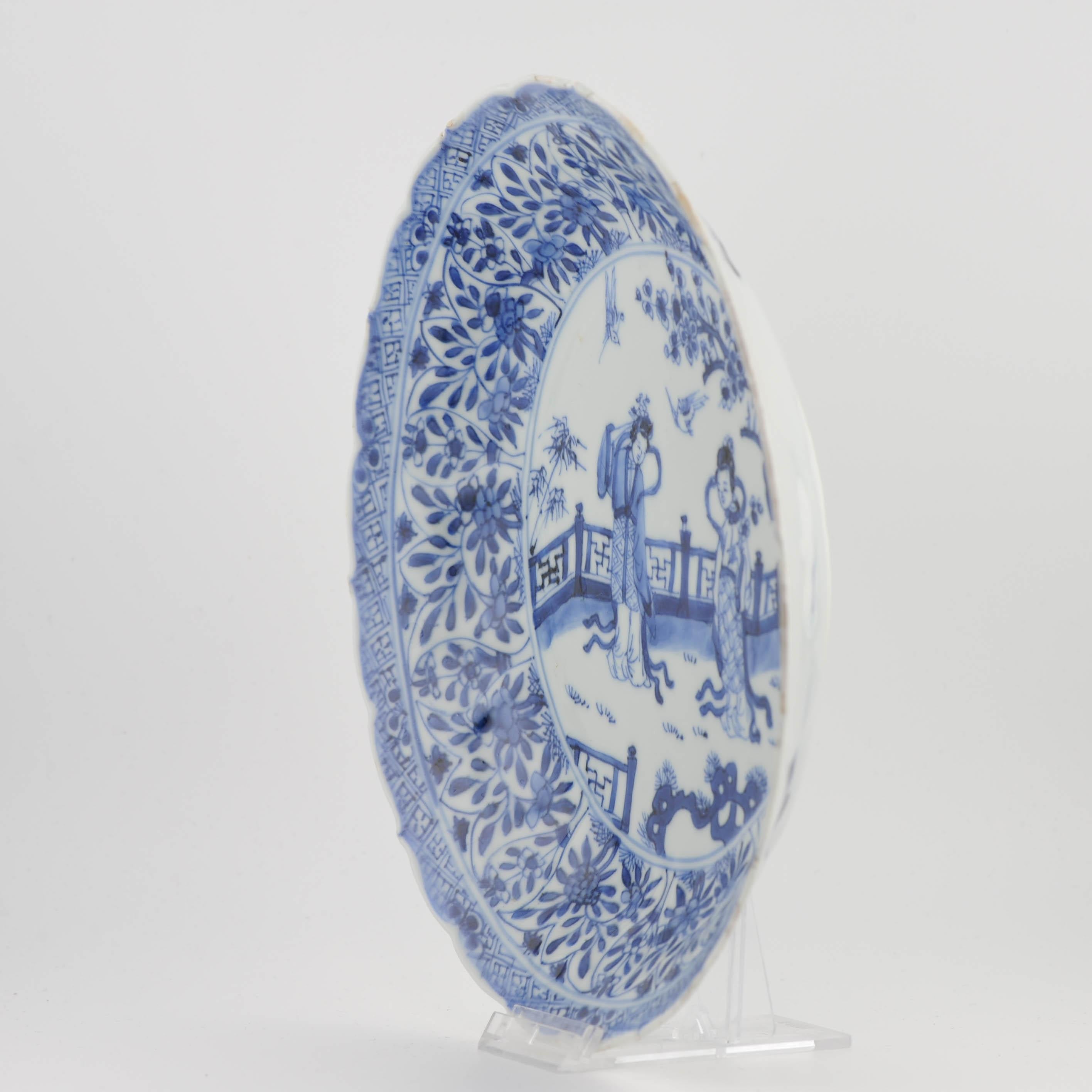 Plat Pagode figuratif en porcelaine chinoise bleu et blanc de la période Kangxi Bon état - En vente à Amsterdam, Noord Holland