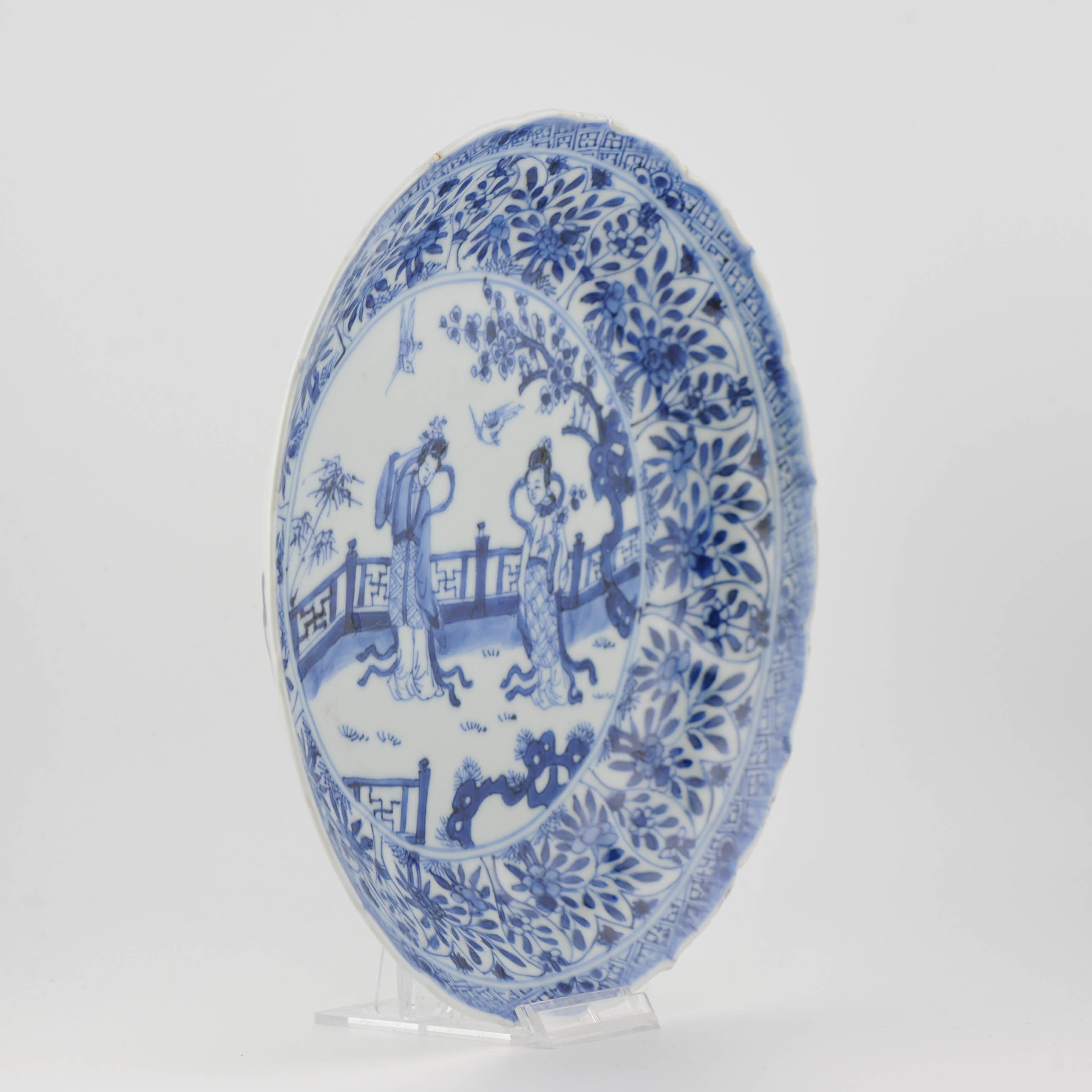 Porcelaine Plat Pagode figuratif en porcelaine chinoise bleu et blanc de la période Kangxi en vente
