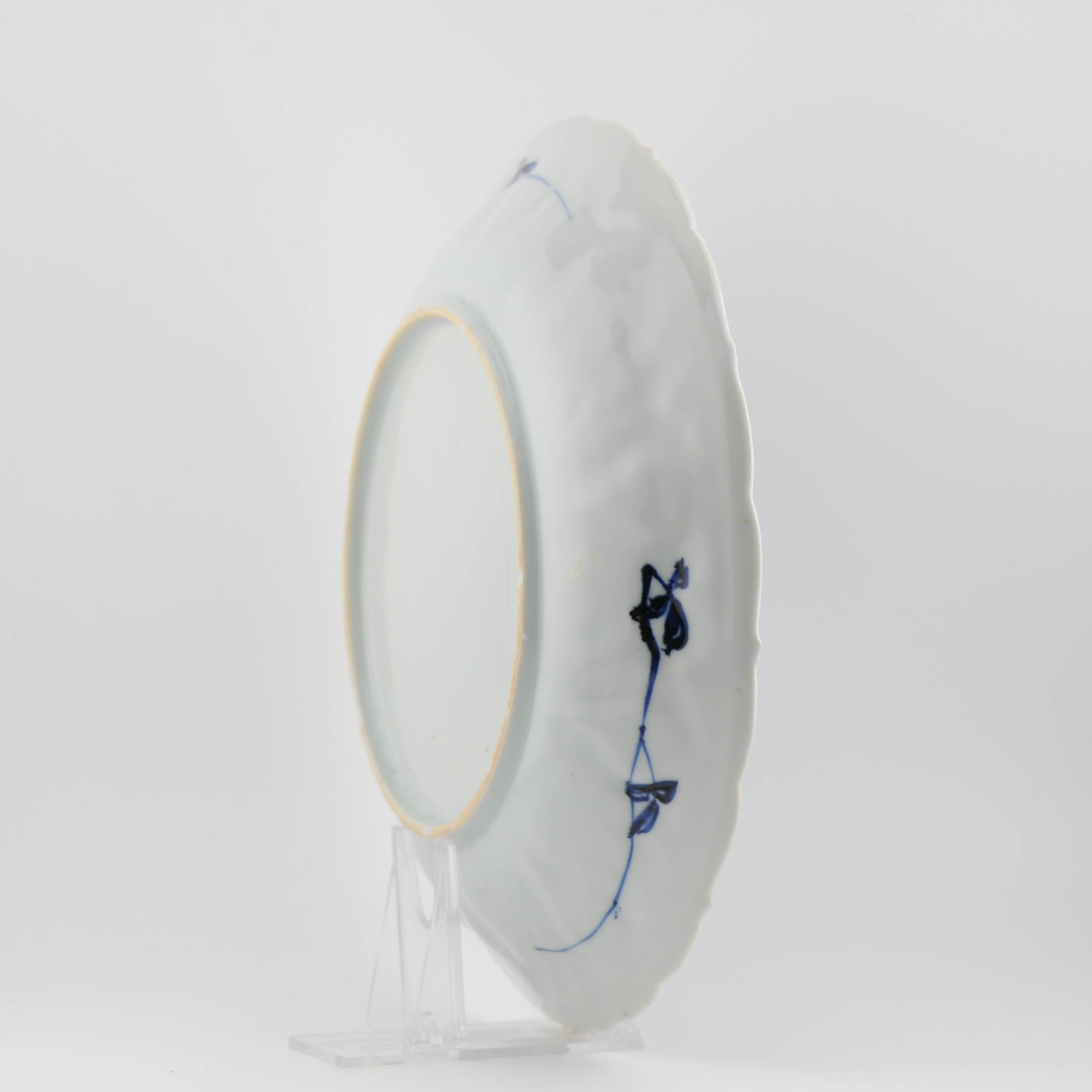 Plat Pagode figuratif en porcelaine chinoise bleu et blanc de la période Kangxi en vente 2