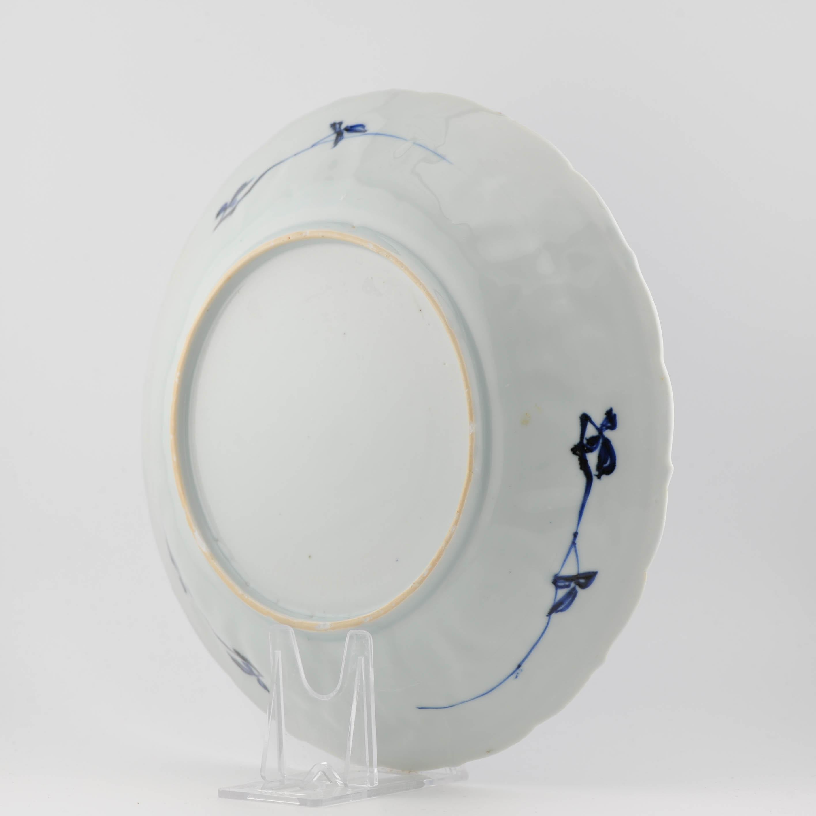 Plat Pagode figuratif en porcelaine chinoise bleu et blanc de la période Kangxi en vente 3